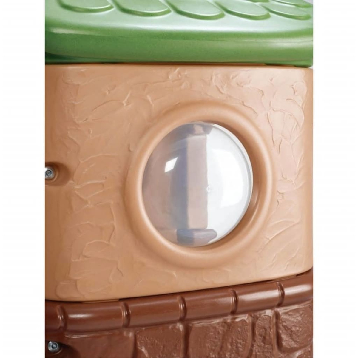Eine Nahaufnahme eines Spielhausfensters aus braunen und grünen Materialien.