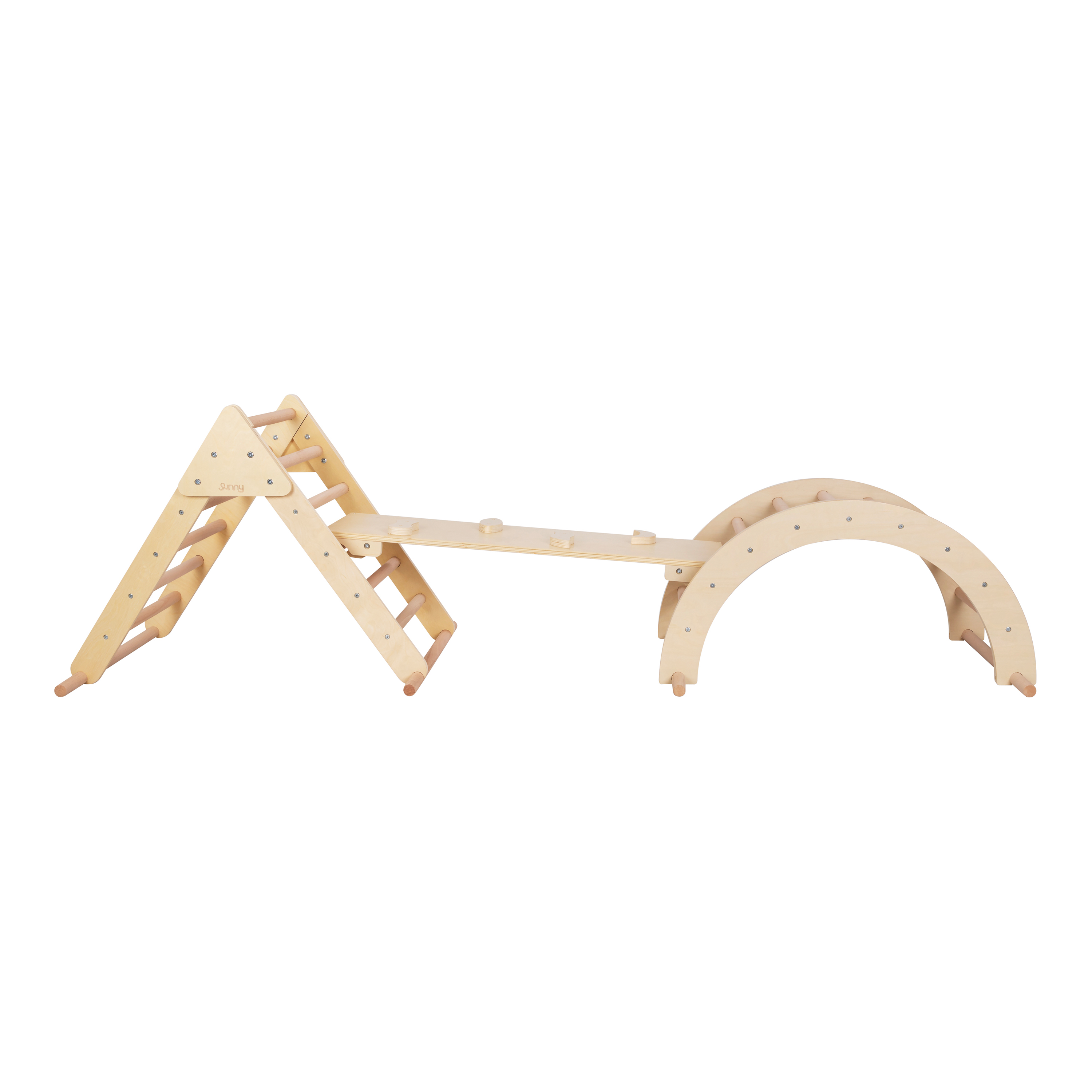 Eine hölzerne Kletterstruktur mit Rampe, Brücke und bogenförmigem Kletterelement für Kinder.