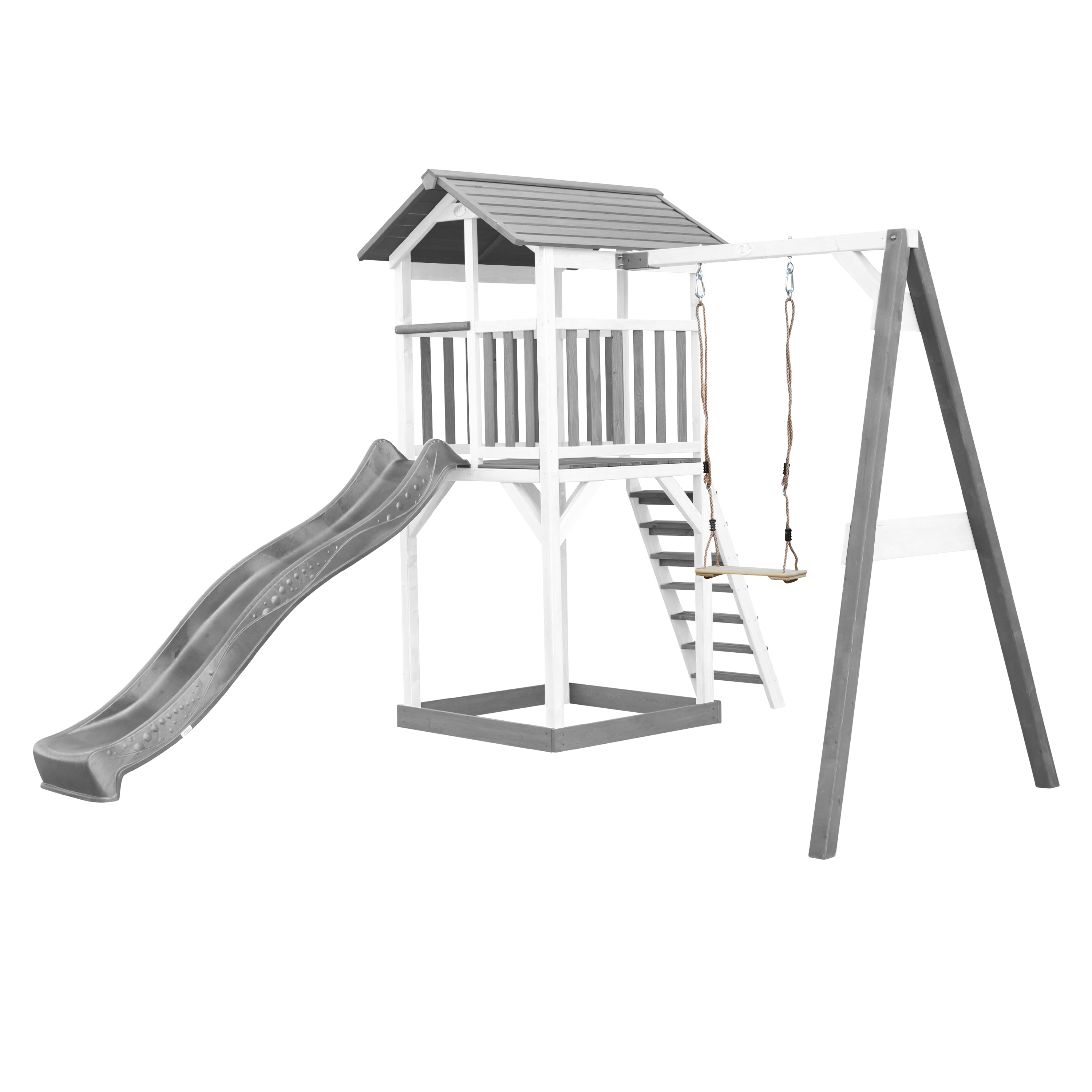 Ein Holzspielplatz mit Rutsche, Kletterwand und Schaukel. Grau-weiße Farben.