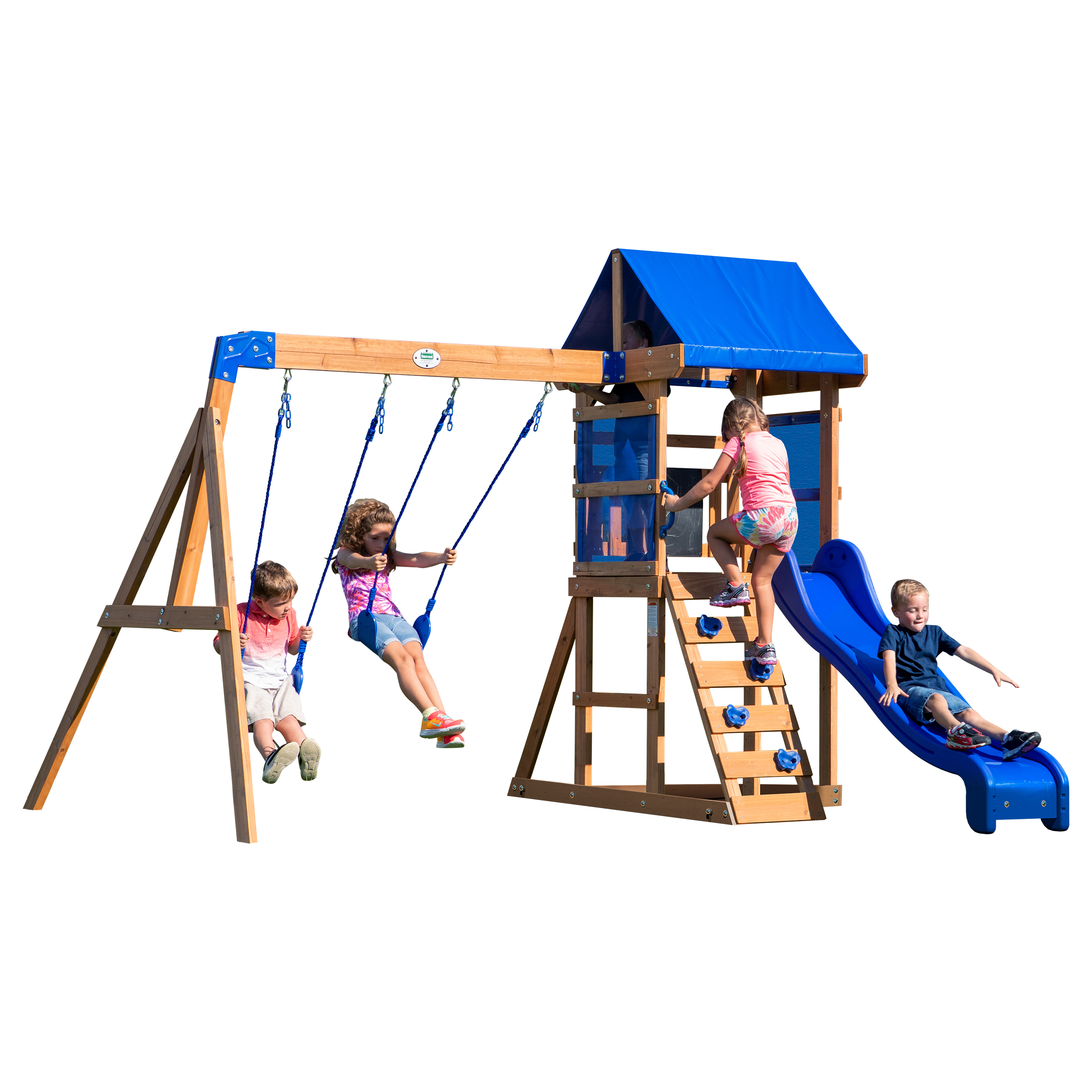 Kinder spielen auf einem Holzspielplatz mit Schaukeln, Rutsche und Kletterwand.