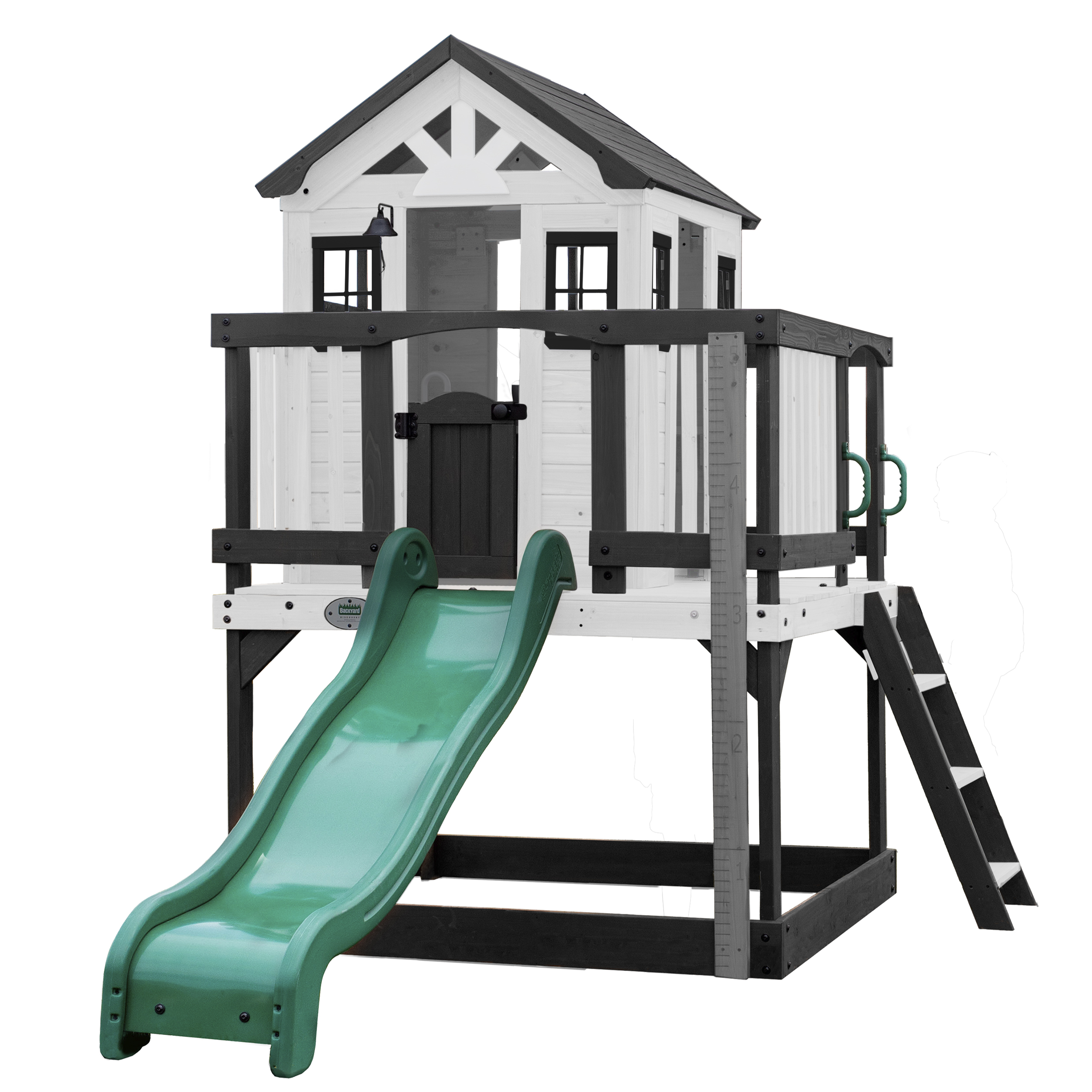 Ein Holzspielhaus mit Rutsche, Treppe und Tür. Die Rutsche ist grün.
