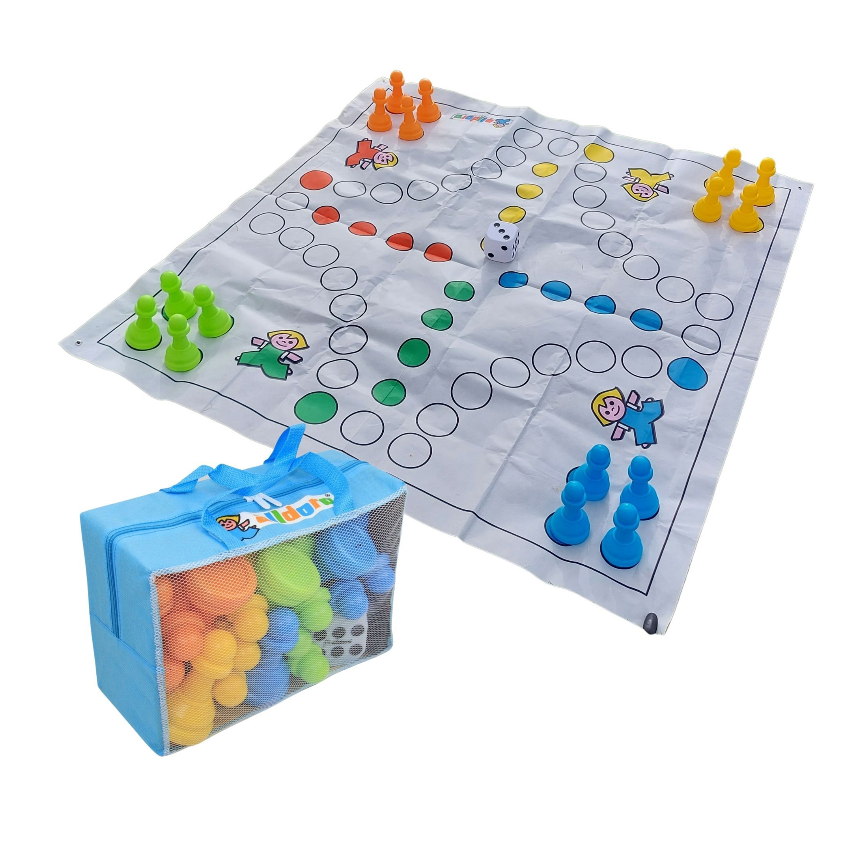 Brettspielset mit blauer Tasche, Spielbrett, Würfel und Spielfiguren. Weißer Hintergrund.