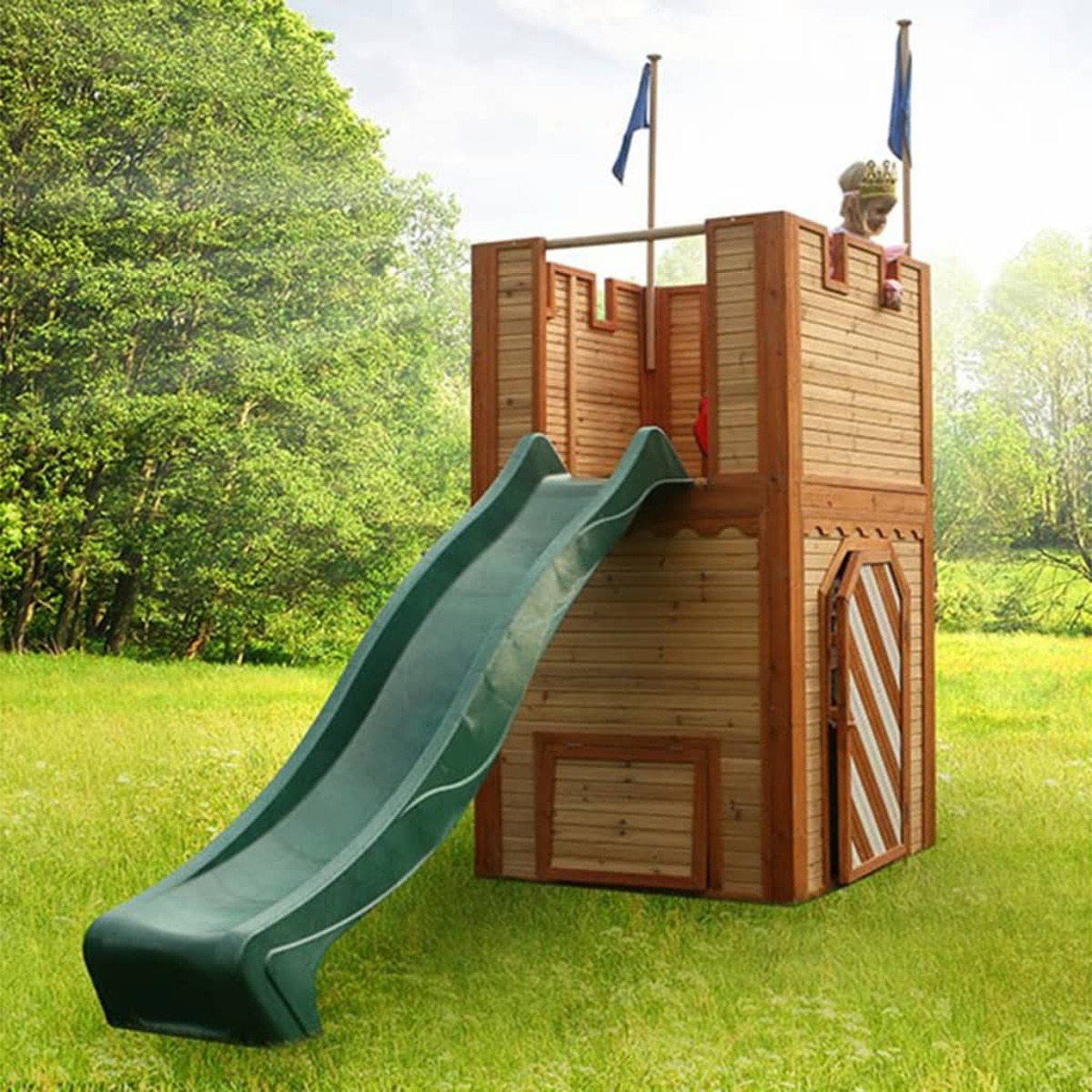 Eine burgförmige Spielstruktur aus Holz mit einer grünen Rutsche. Oben sitzt ein Kind mit Krone.