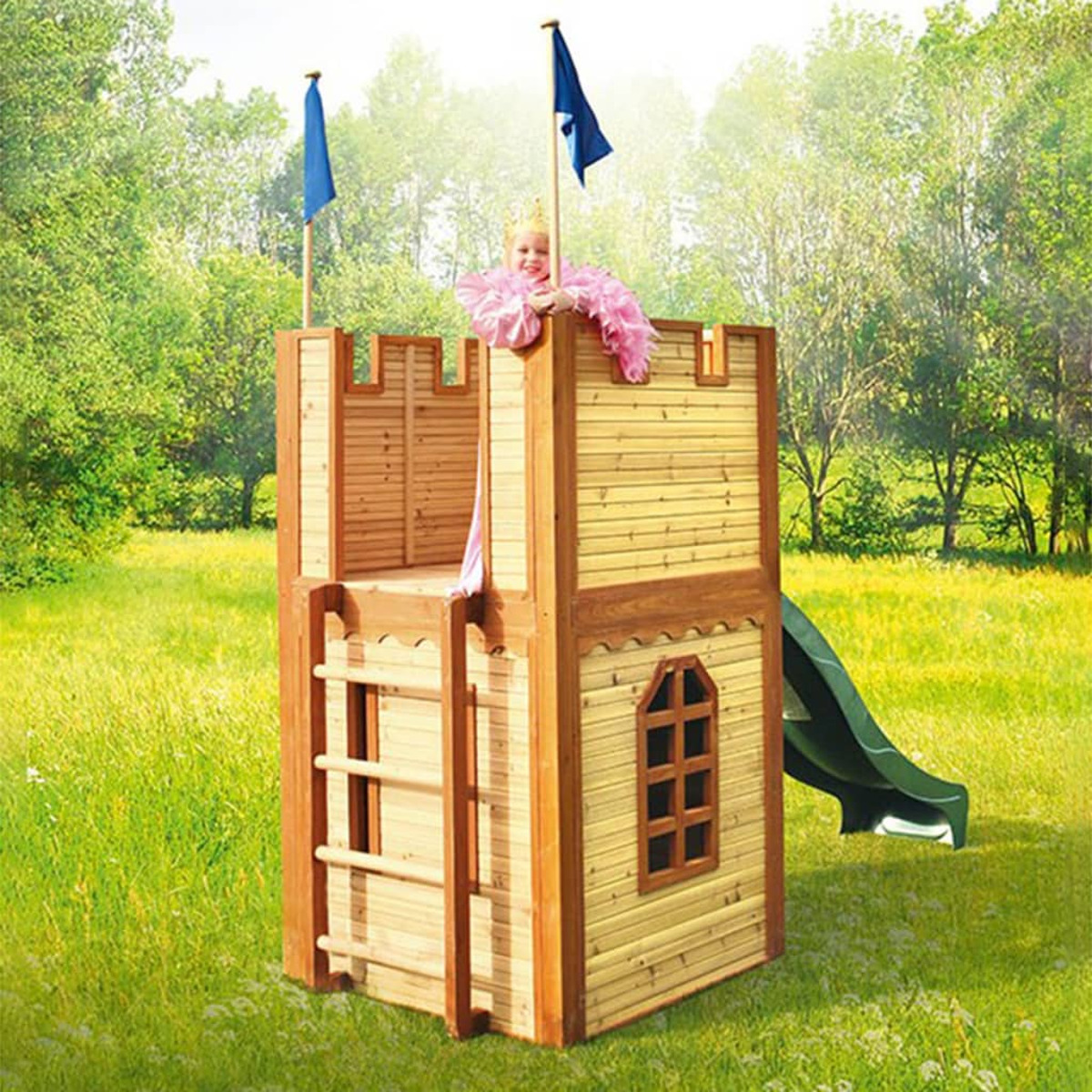 Spielburg aus Holz mit Rutsche, Flaggen und einem Kind mit Krone.