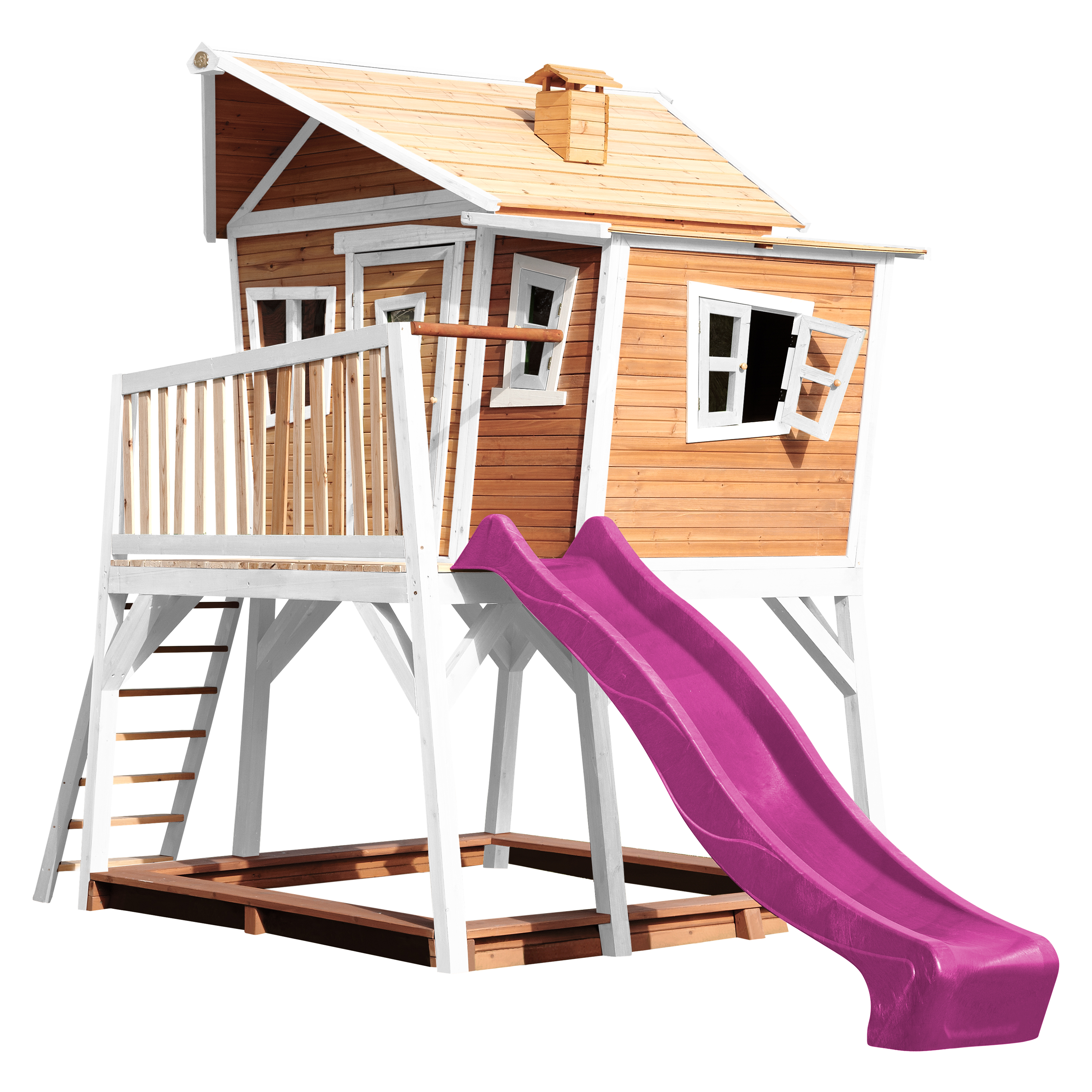 Ein Holzspielhaus mit einer Rutsche. Es steht auf weißem Hintergrund.