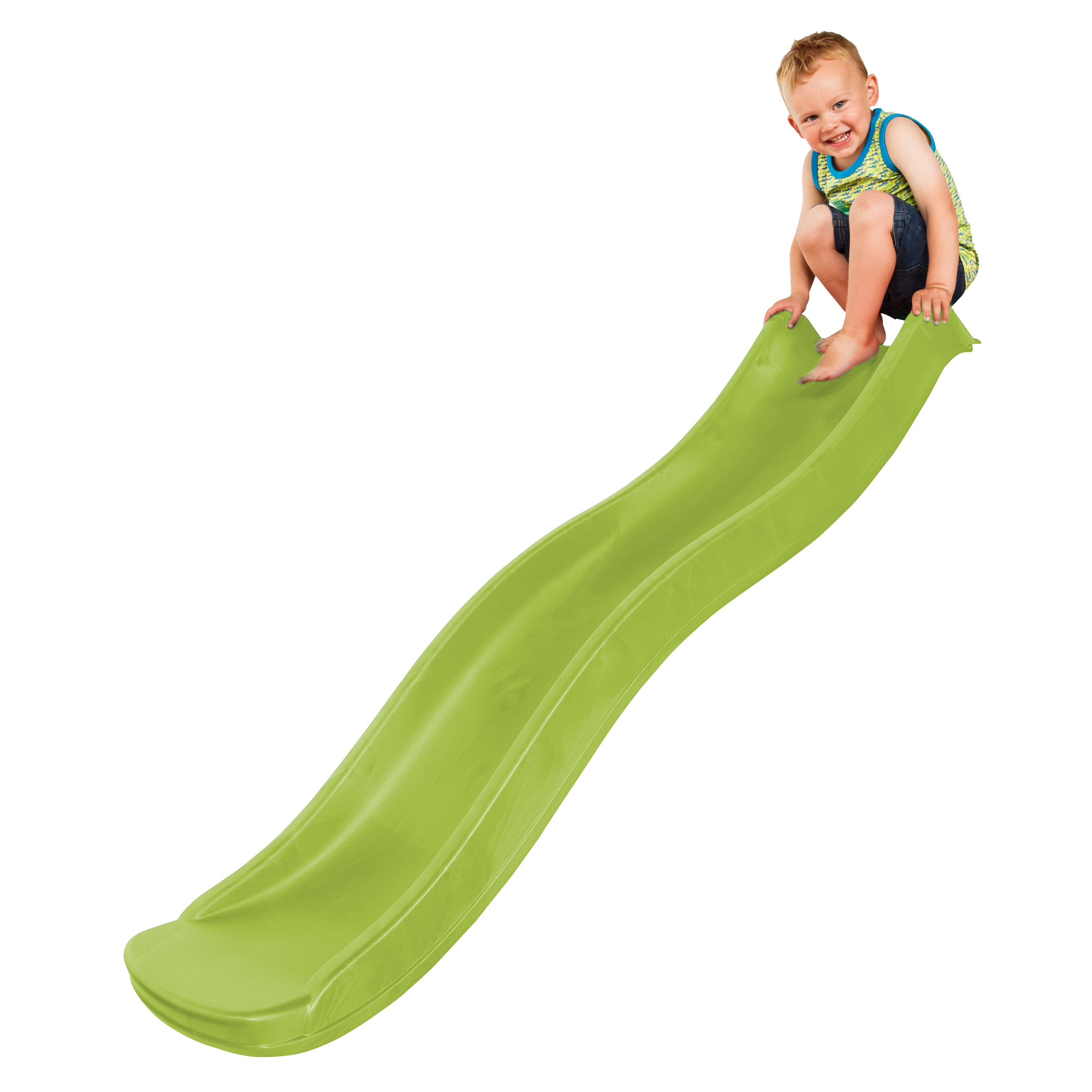 Junger Junge auf einer grünen Rutsche. Die Rutsche befindet sich auf weißem Hintergrund.