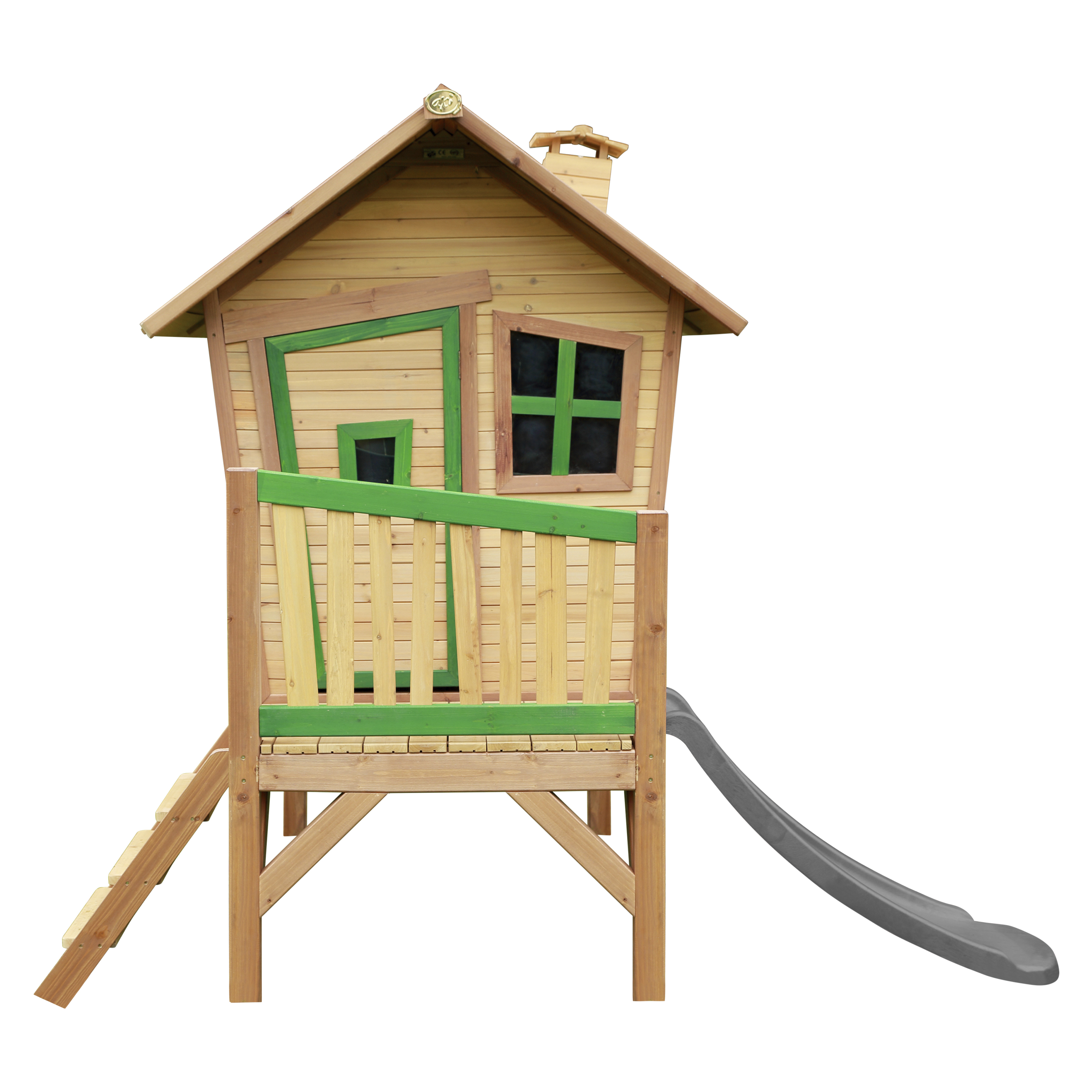 Spielhaus aus Holz mit Rutsche und Treppe. Weißer Hintergrund.