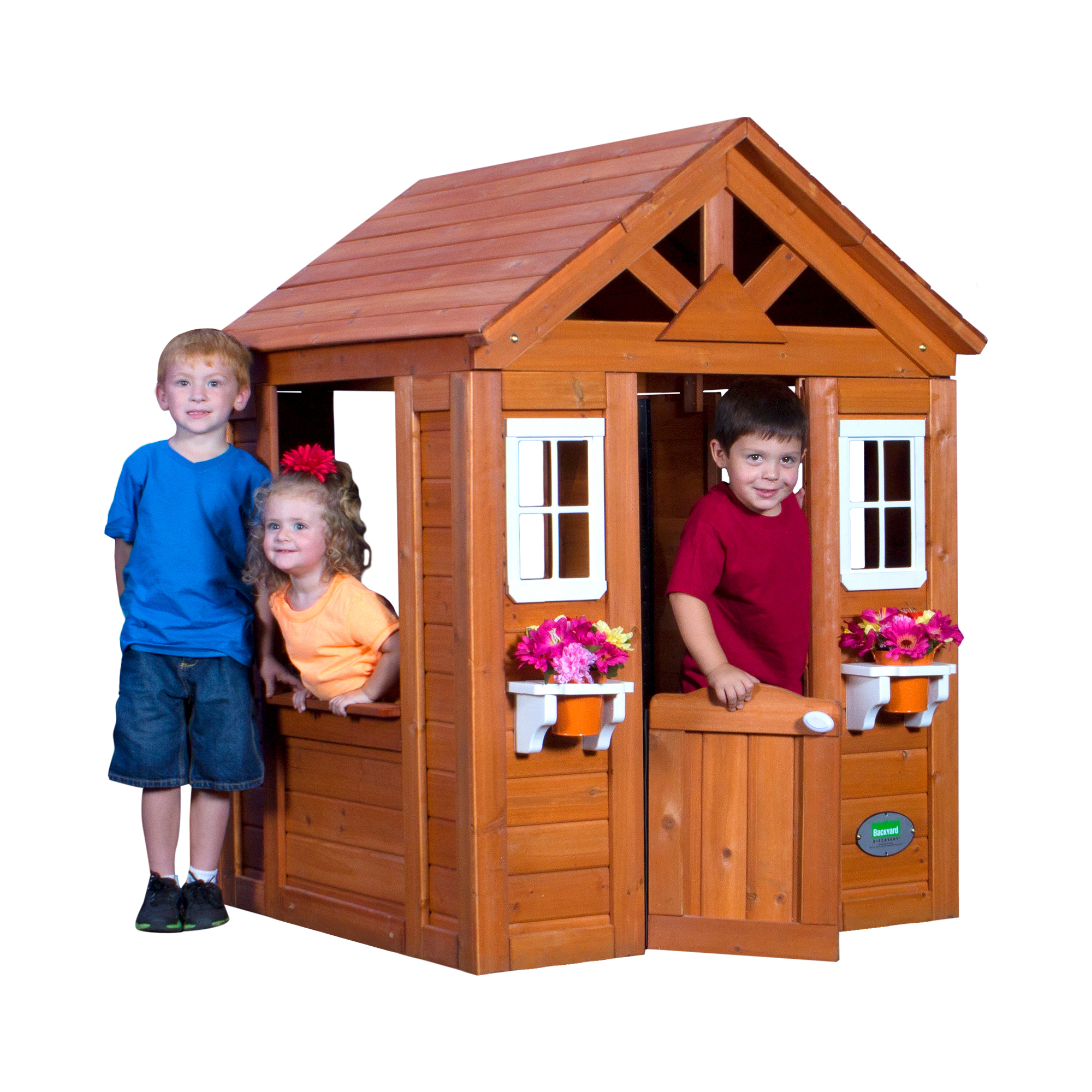 Drei Kinder in einem Holzspielhaus. Einer steht, zwei schauen aus Fenstern.