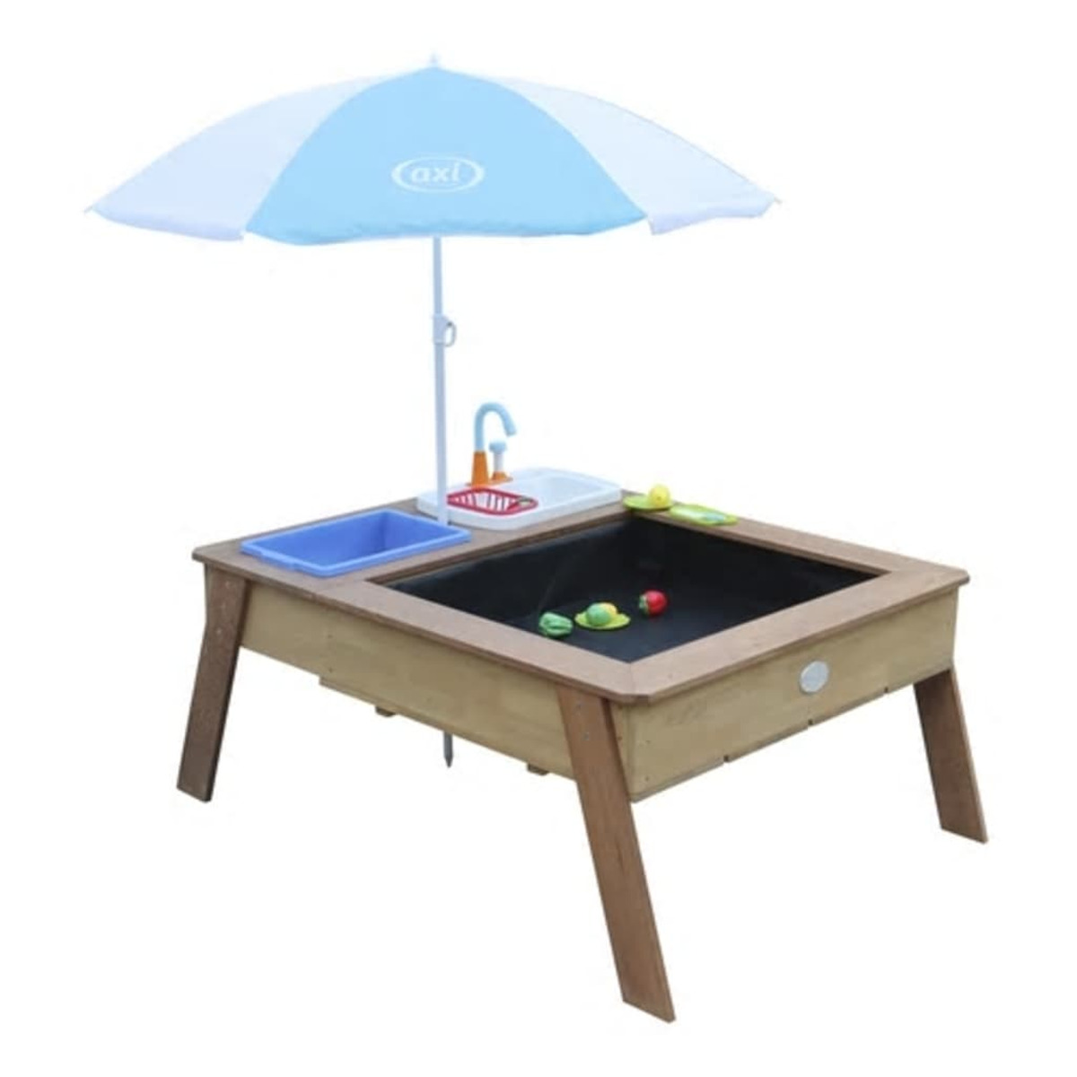 Spielttisch aus Holz mit Waschbecken, blauer Tonne und blau-weißem Sonnenschirm.