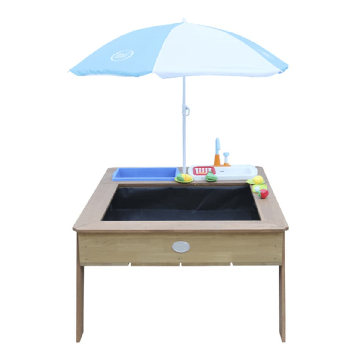 Spielttisch aus Holz mit Spüle, Zubehör und blau-weißem Schirm.