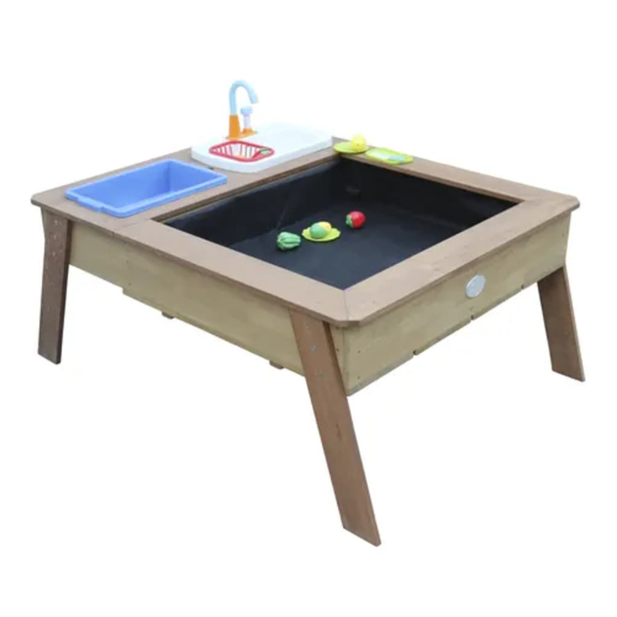 Ein hölzerner Spieltisch mit Spüle, einem blauen Becken und Spielzeugessen auf schwarzer Oberfläche. Auf Weiß isoliert.