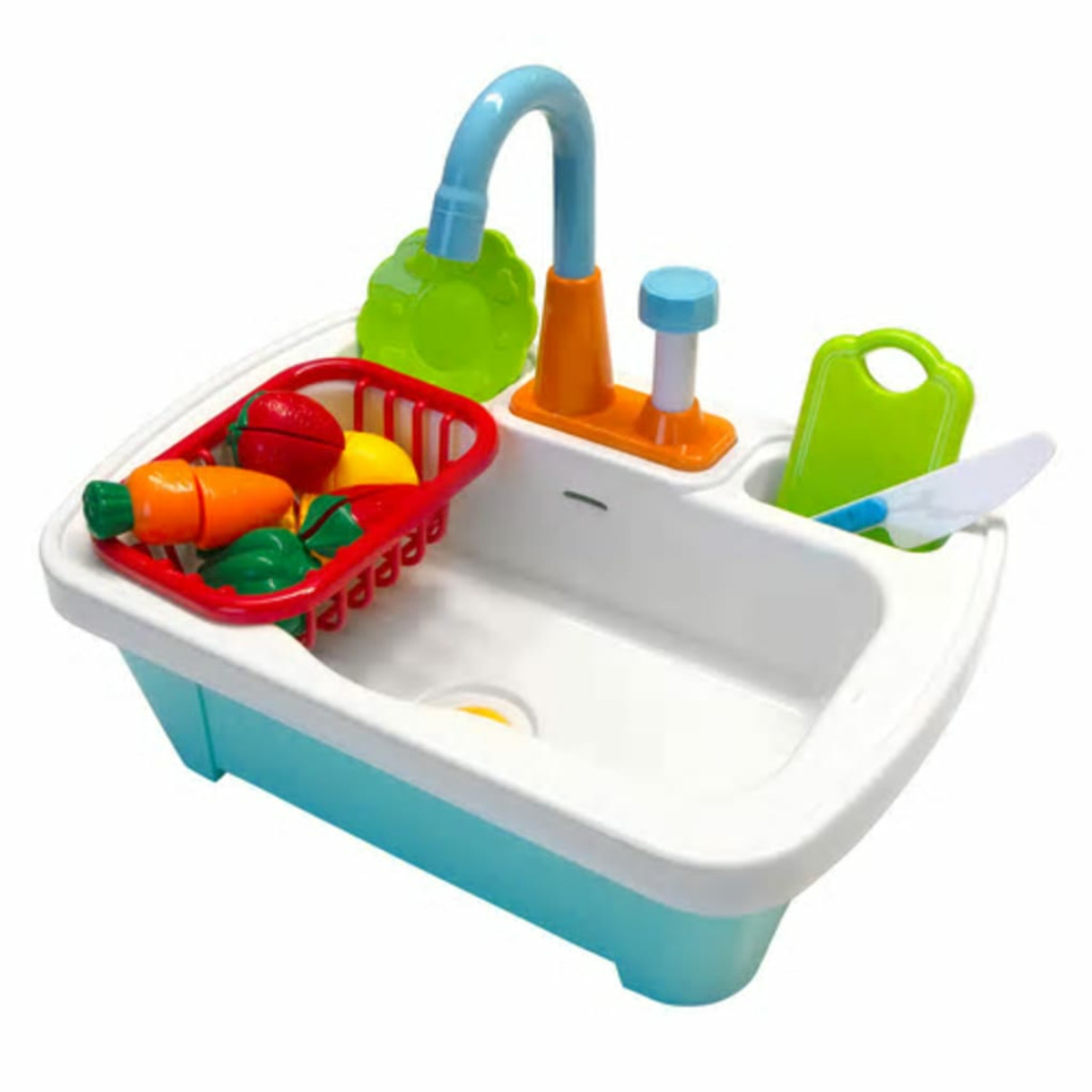 Ein Spielzeug-Küchenspüle mit einem Korb mit Spielzeug-Essen, einem Wasserhahn und einem Schneidebrett.
