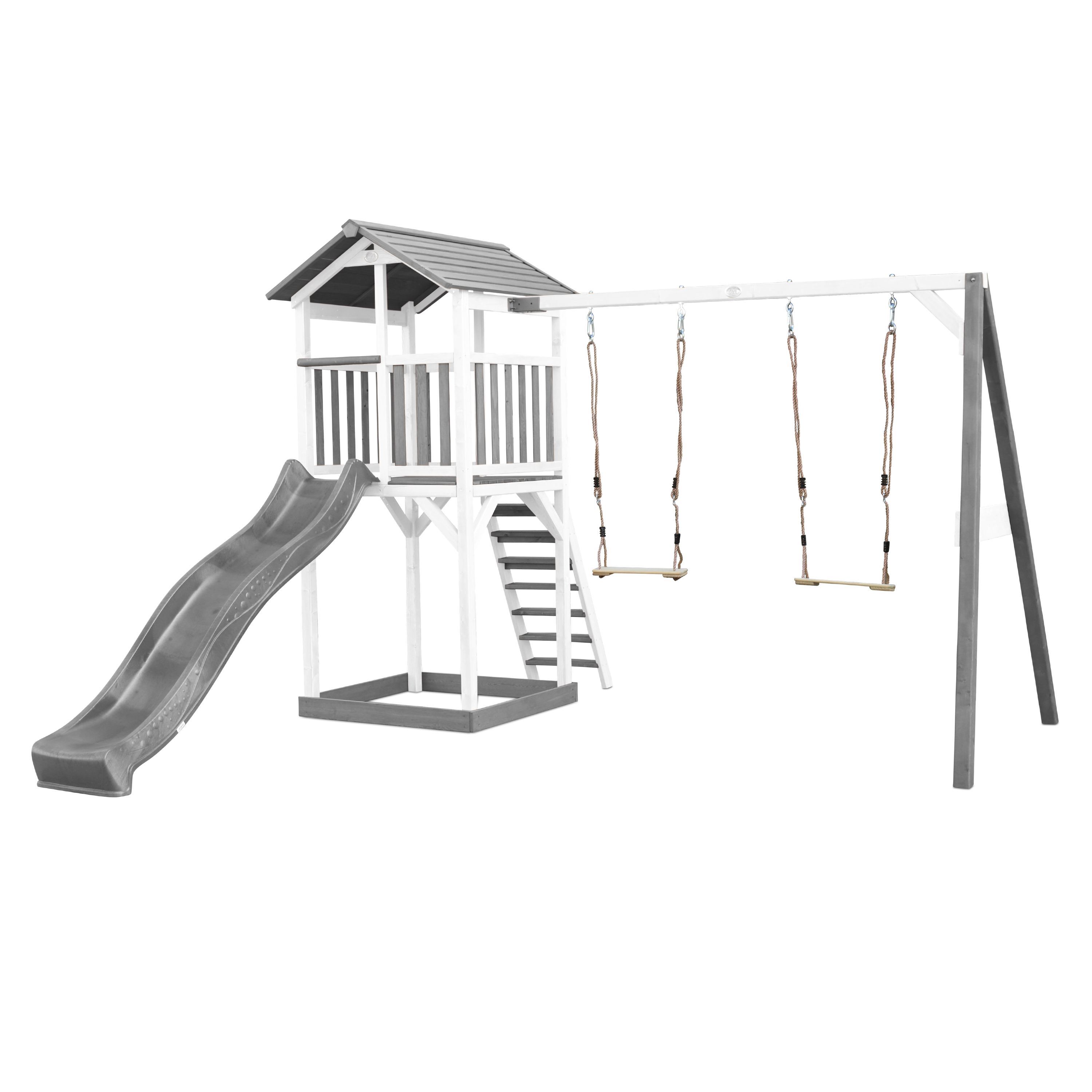Spielplatz aus Holz mit Rutsche, Treppe und Schaukeln; grau und weiß.