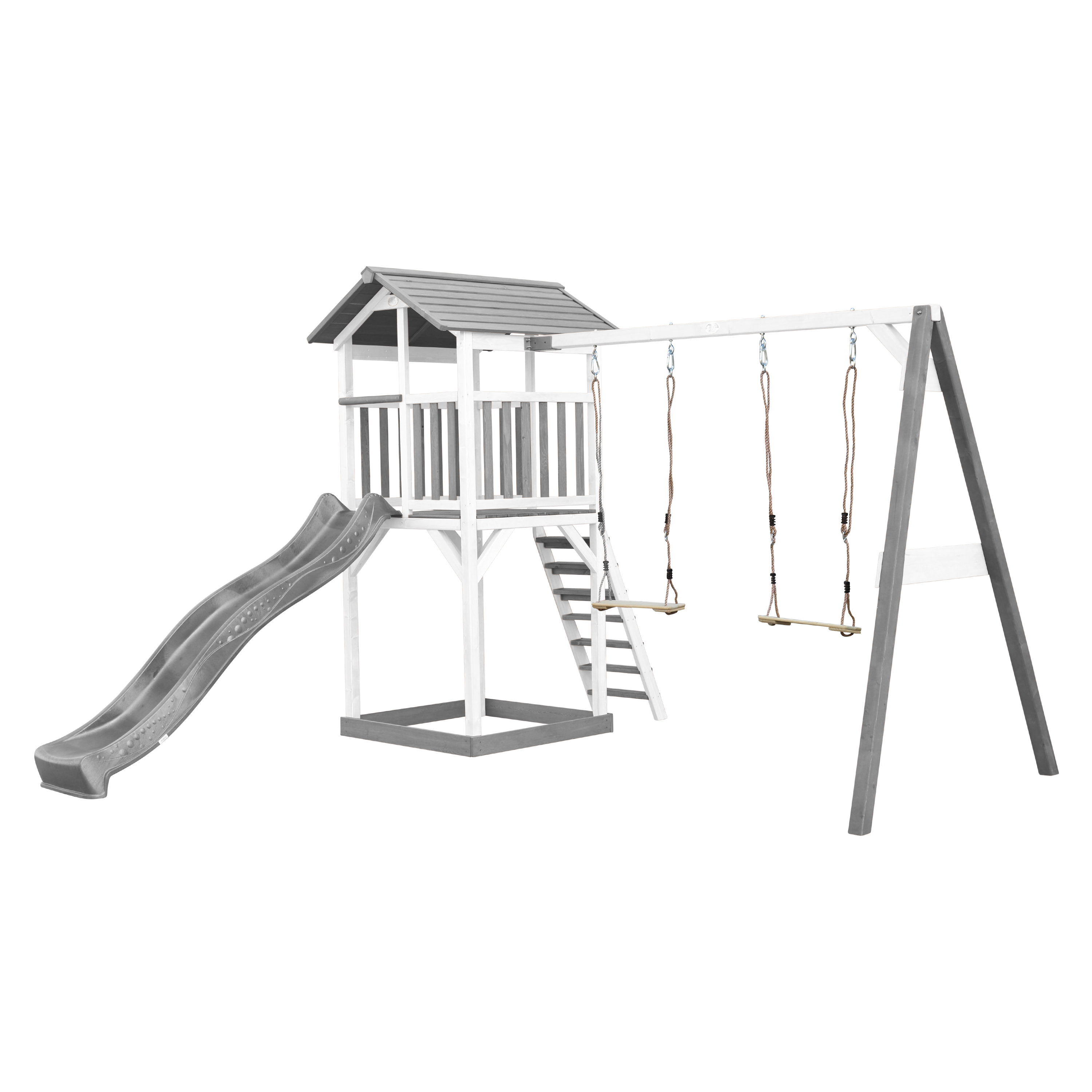 Spielplatz aus Holz mit grauer Rutsche, Leiter, Schaukeln und kleinem Spielhaus. Weißer Hintergrund.