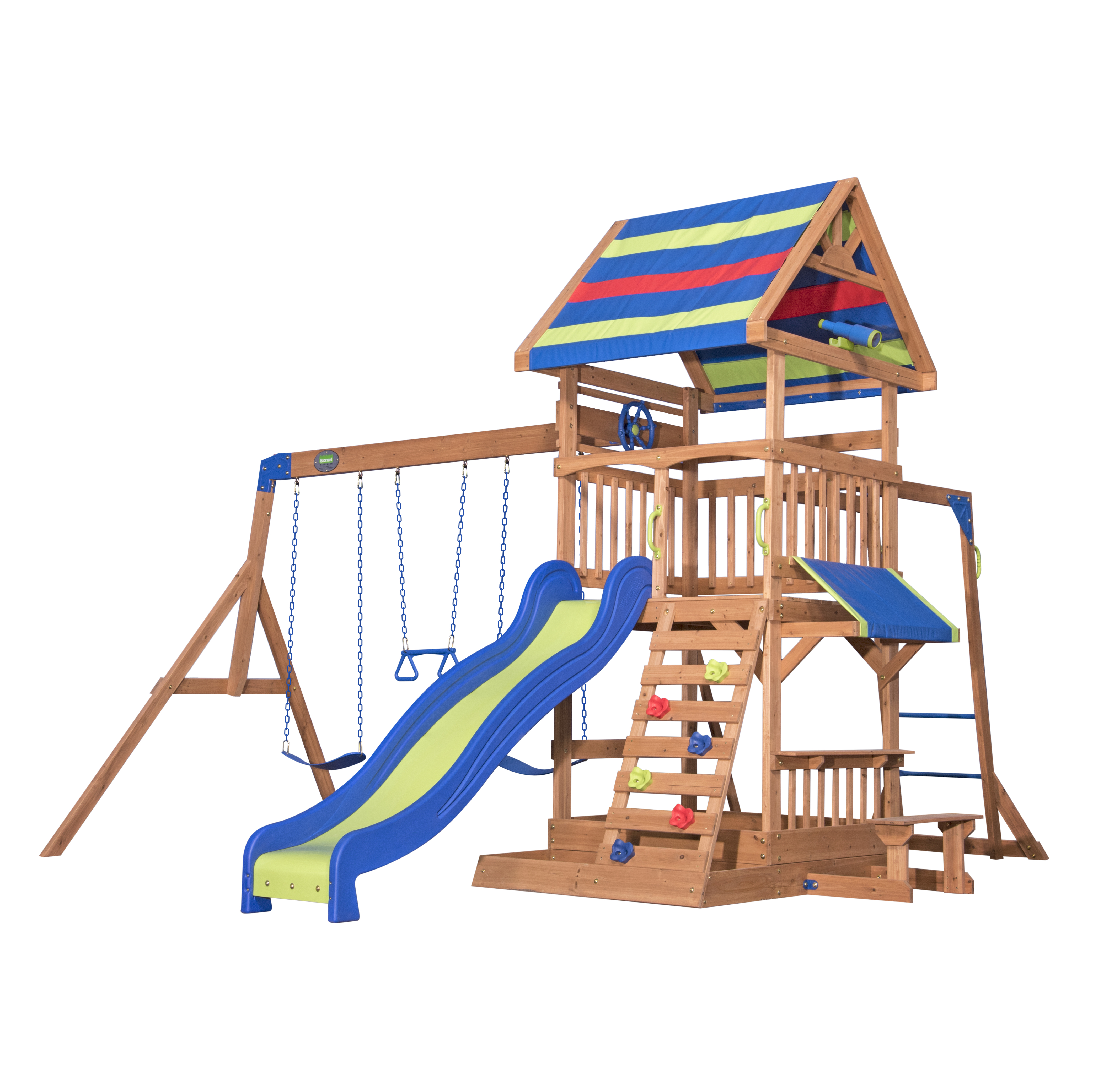 Holzspielplatz mit Schaukeln, Rutsche, Kletterwand und einem kleinen Haus mit gestreiftem Dach.