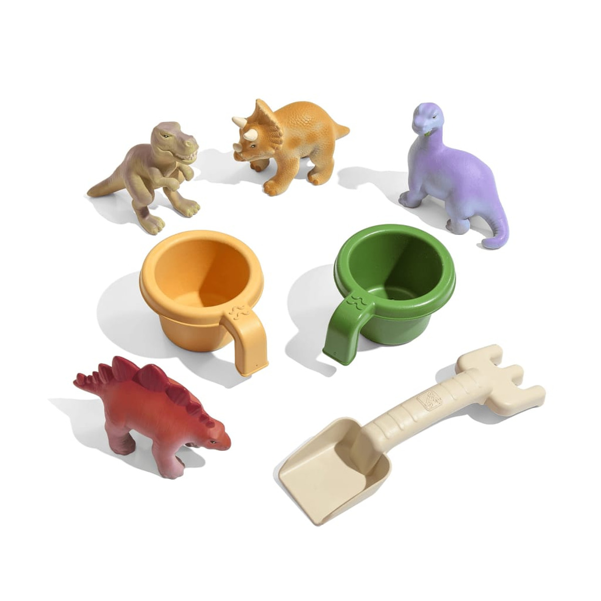 Spielzeugdinosaurier und Strandspielzeug: T-Rex, Triceratops, Stegosaurus, zwei Becher und eine Schaufel.