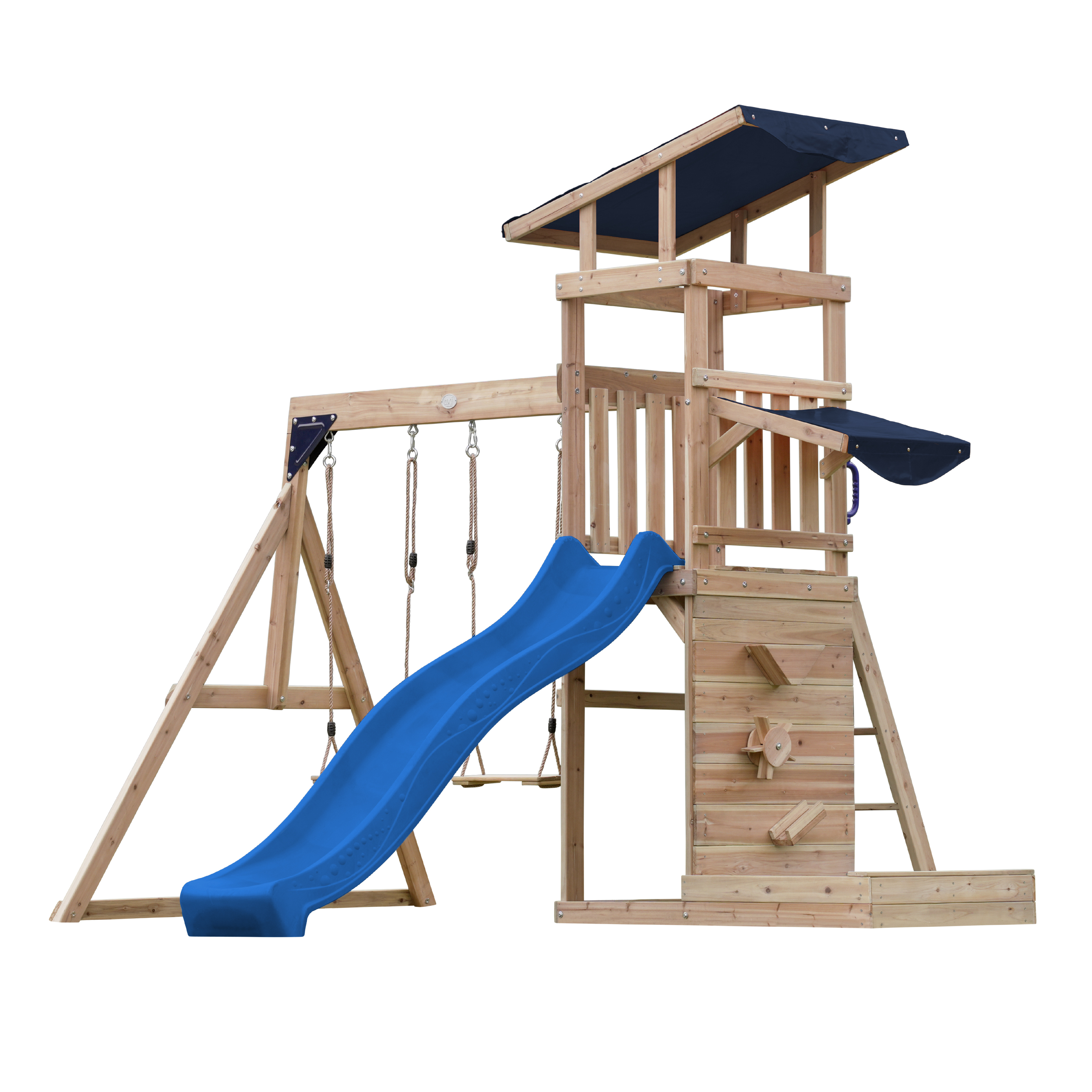 Ein hölzernes Spielset mit Rutsche, Schaukeln, Kletterwand und Baldachin. Es ist auf weißem Hintergrund isoliert.
