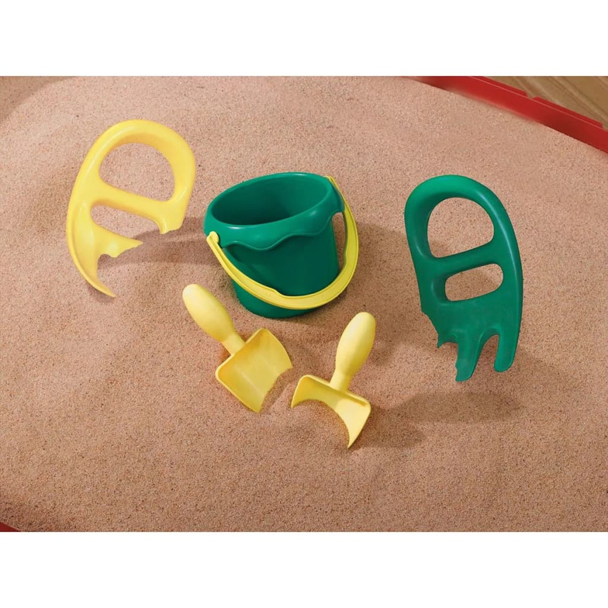Kinderspielzeug: ein grüner Eimer mit gelbem Griff, zwei Schaufeln und zwei Rechen.