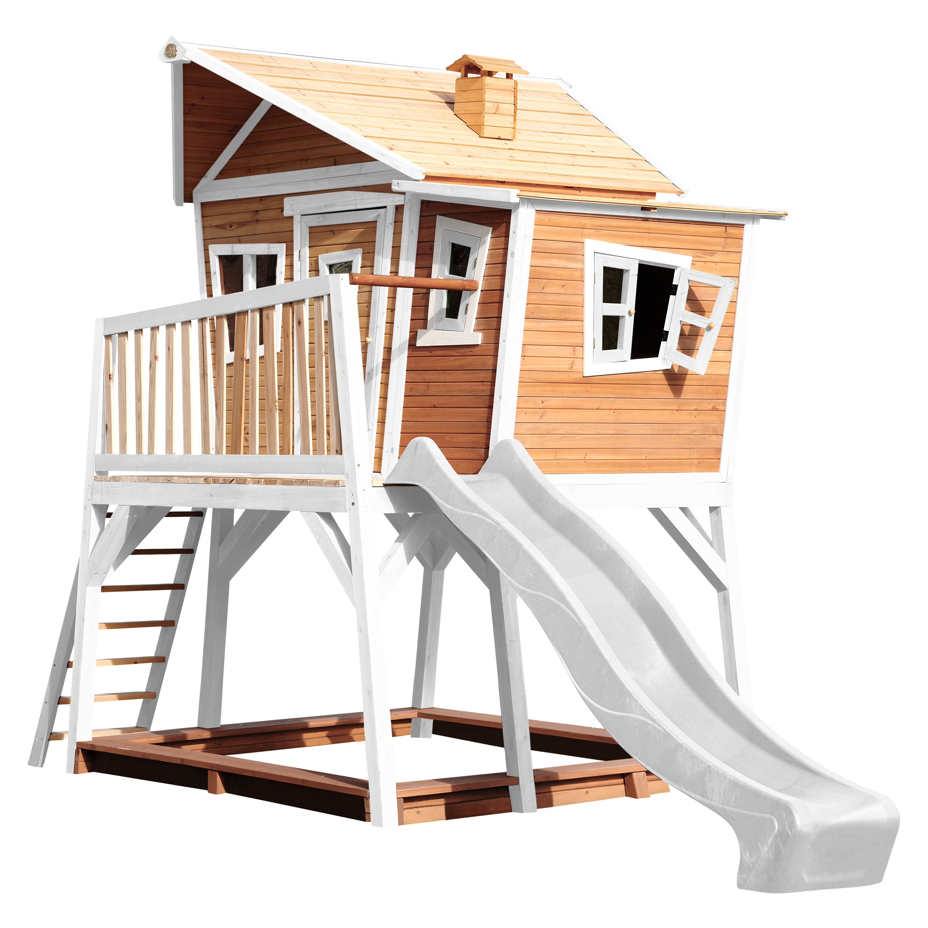 Ein Holzspielhaus mit Rutsche auf weißem Hintergrund. Es ist ein sonniger Tag.