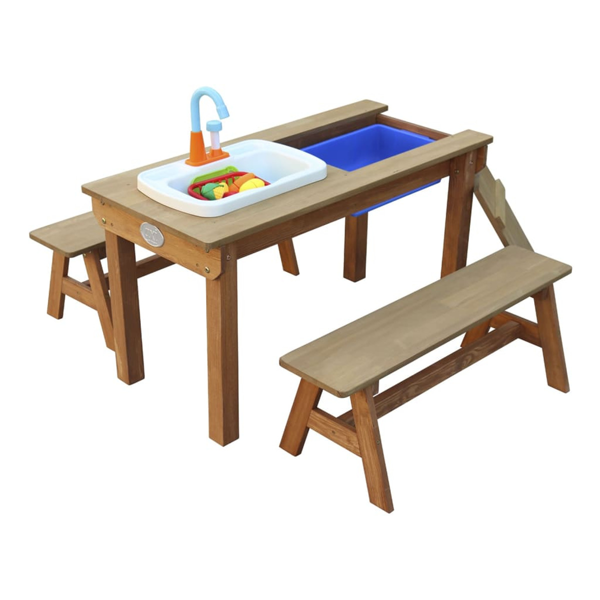 Spielttisch aus Holz mit Spüle und Bänken. Tisch hat Spüle und blaues Becken. Zwei Bänke auf weißem Hintergrund.