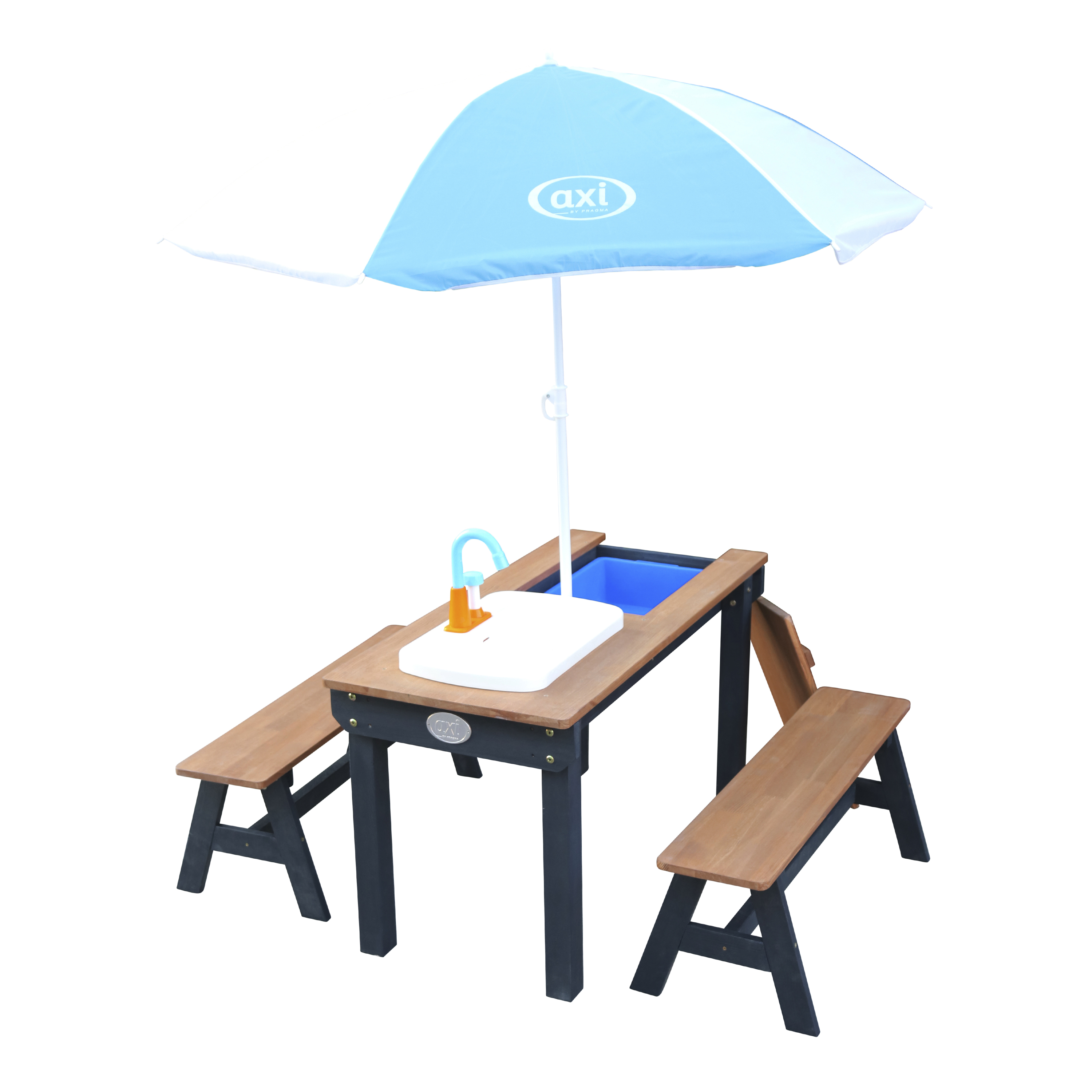 Ein Kindertisch mit Bänken und einem blauen Sonnenschirm. Es ist isoliert.