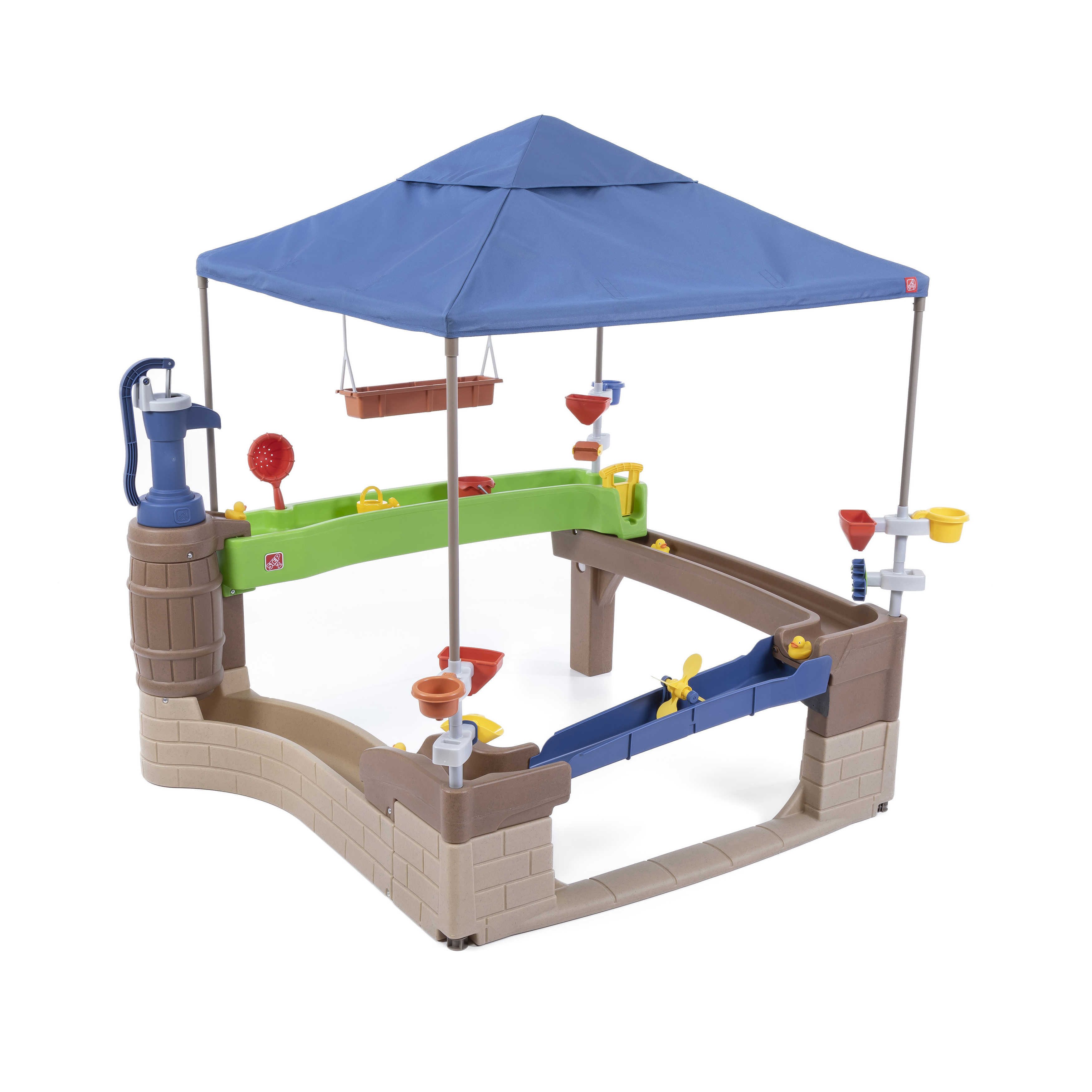 Ein Sandkasten mit blauem Baldachin, Wasserspielen und braun-beiger Basis.