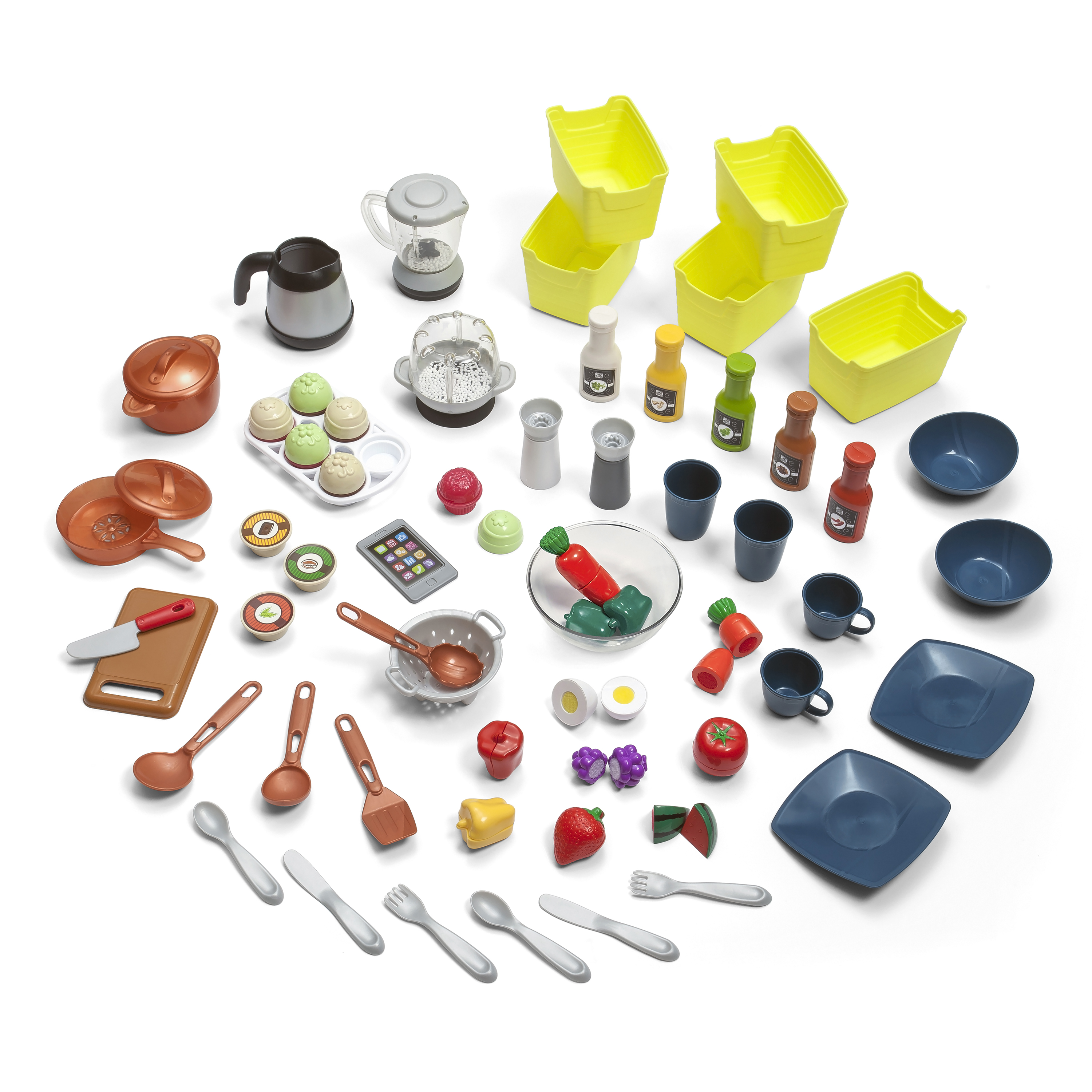 Eine Sammlung von Spielzeug-Küchenartikeln: Utensilien, Lebensmittel und Behälter, angeordnet auf einer weißen Oberfläche.
