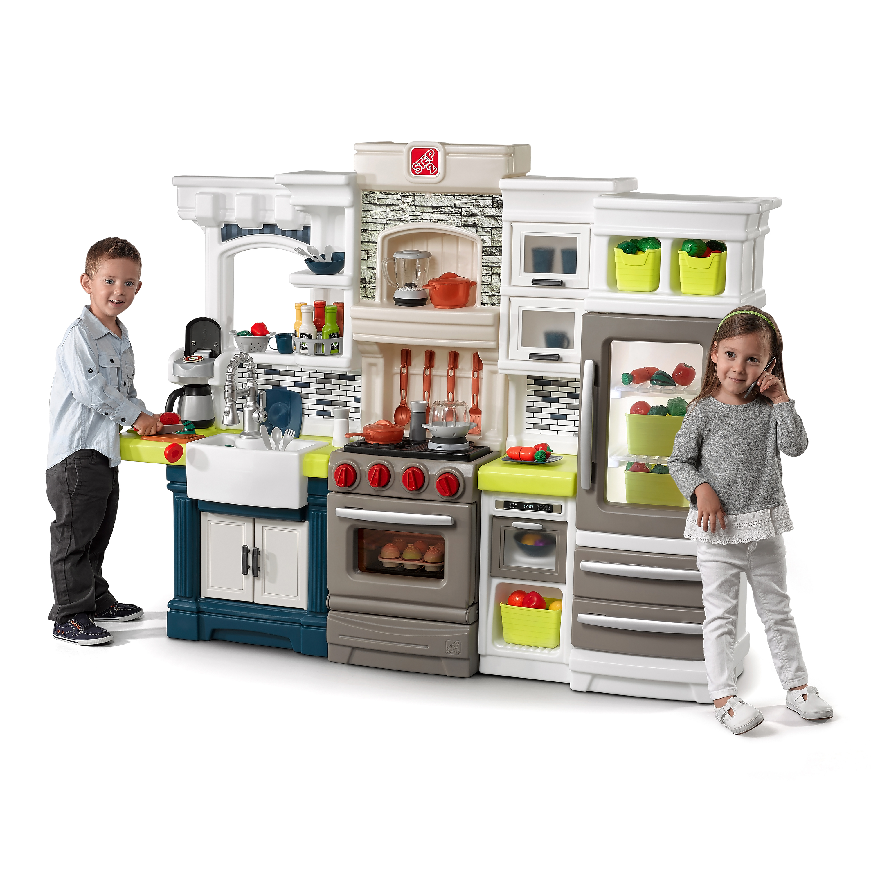 Kinderspielküche mit zwei Kindern, eines am Tresen, das andere mit einem Telefon.