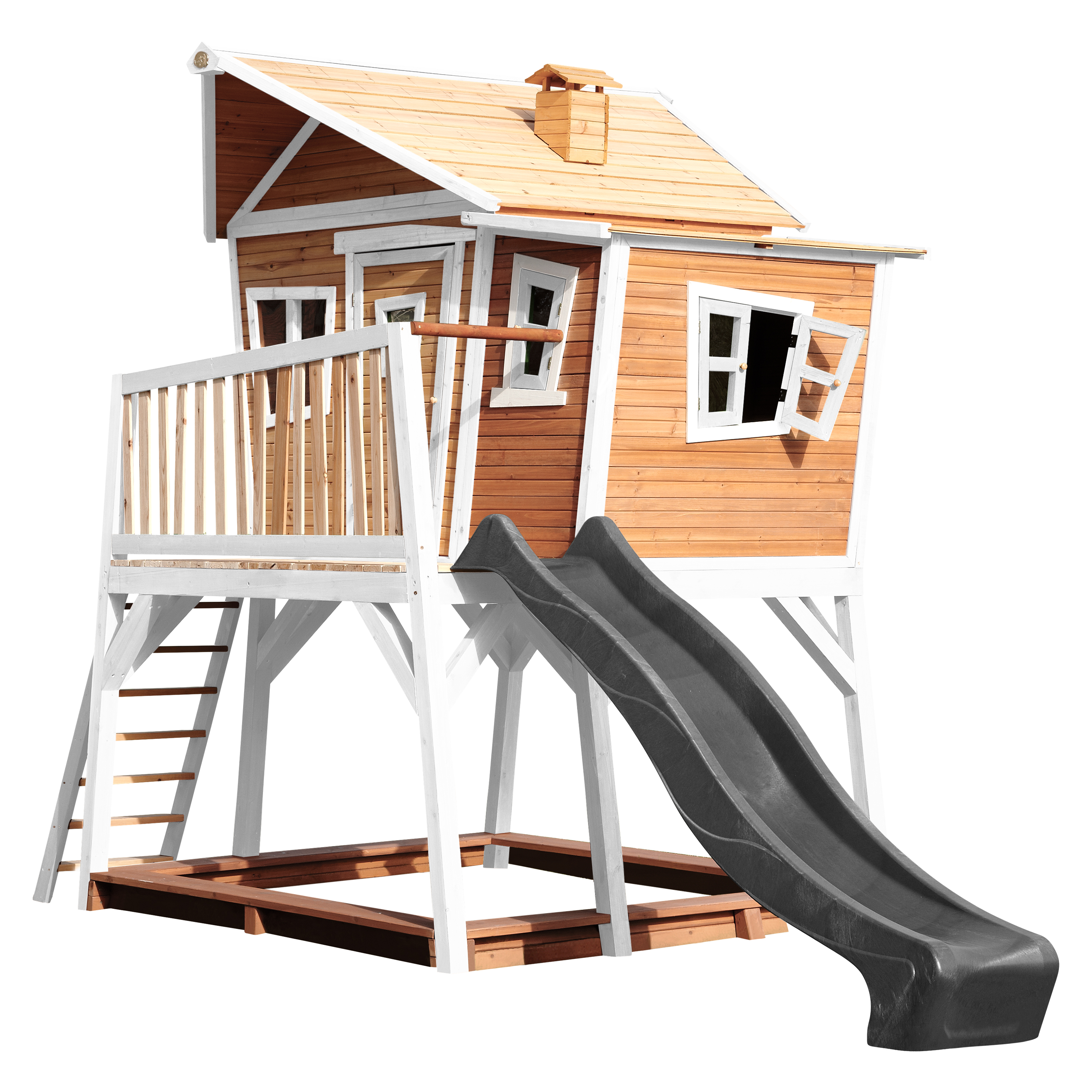 Holzspielhaus mit Rutsche, Treppe, kleinem Balkon und Fenstern. Weißer Hintergrund.