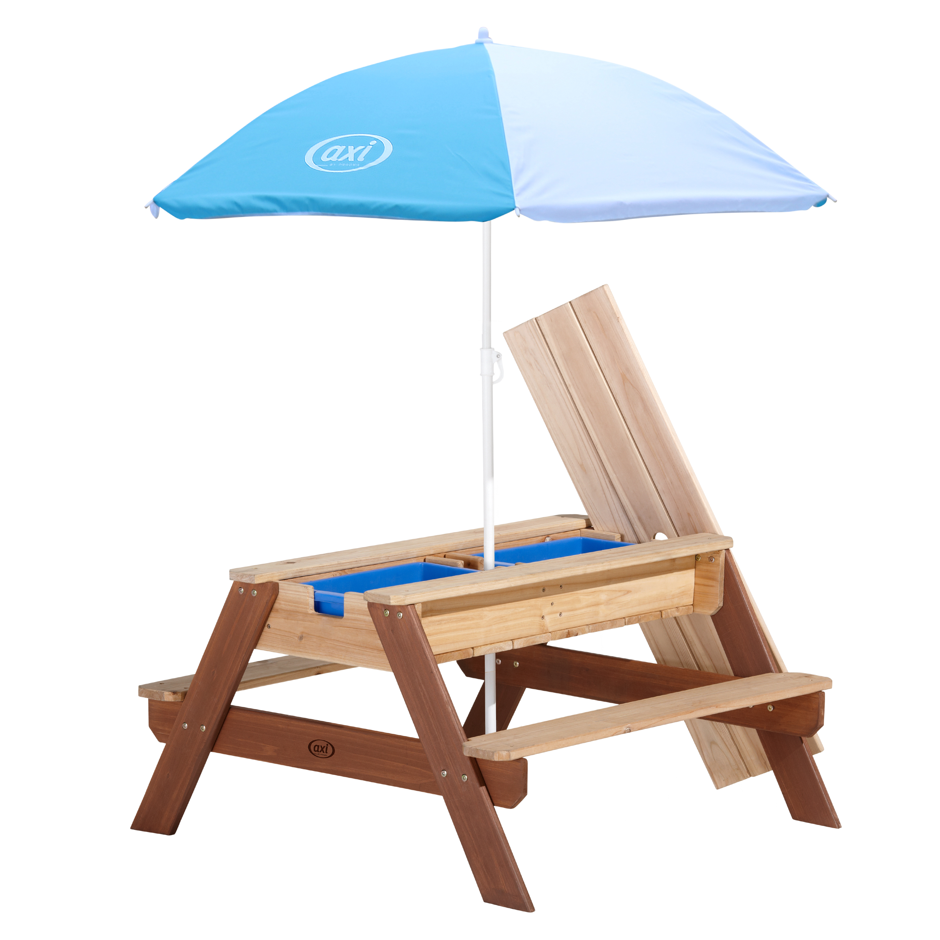 Holz-Sandkasten-Tisch mit blauen Behältern, blau-weißem Sonnenschirm und angebrachten Bänken.