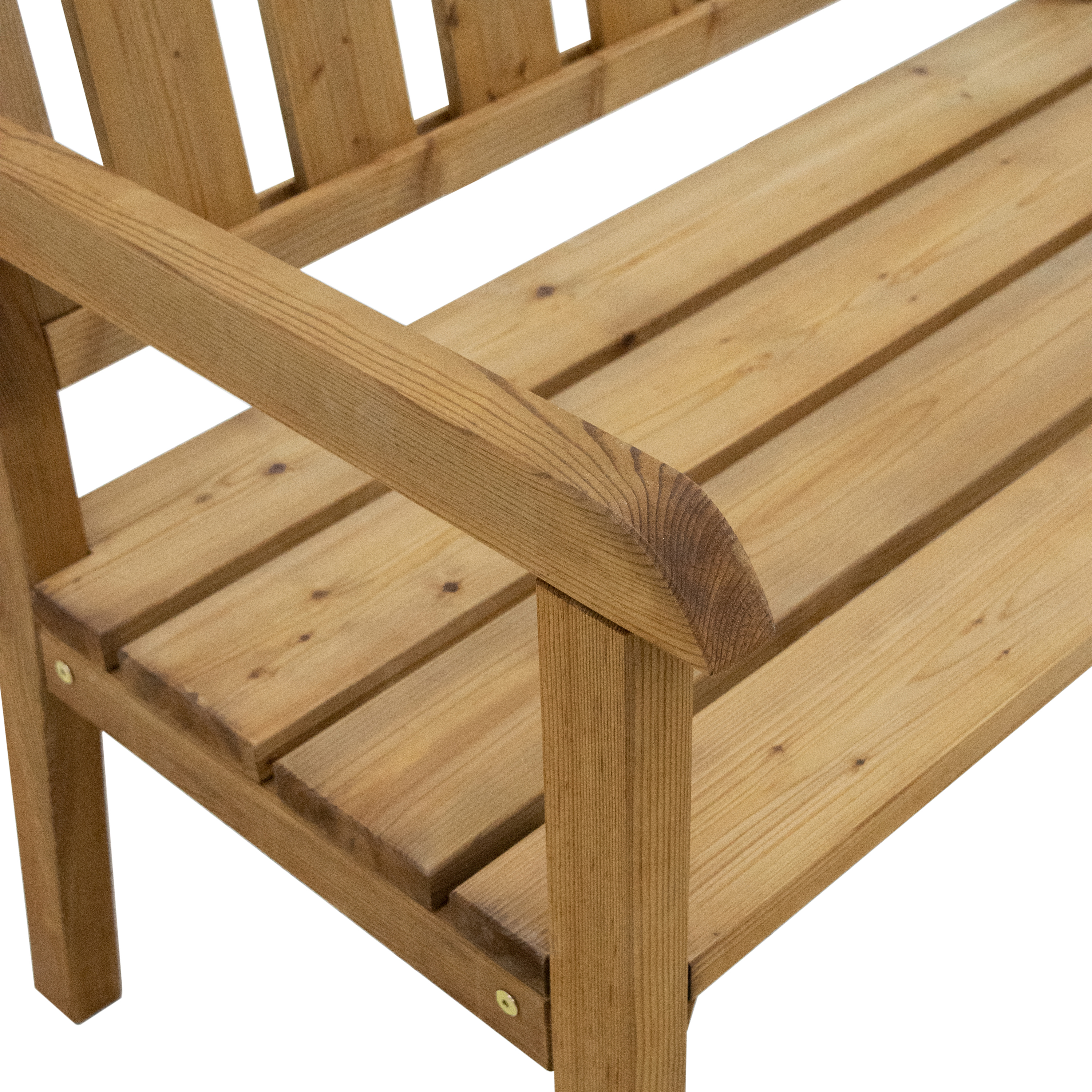 Holzbank mit Armlehnen, hellbraune Farbe, auf weißem Hintergrund. Nahansicht.