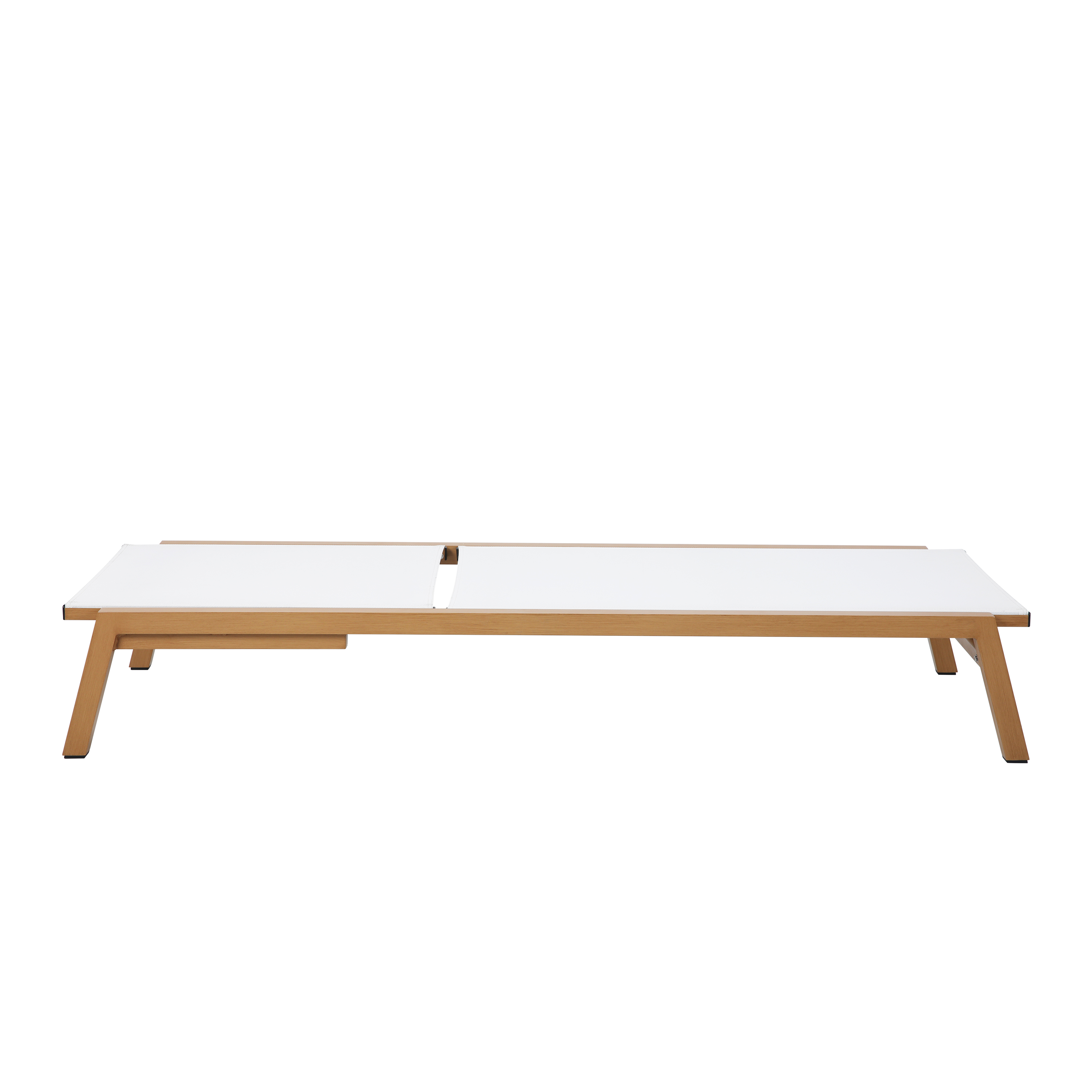 Eine weiße und hölzerne Chaiselongue. Sie hat eine weiße Oberseite und einen Holzrahmen. Der Hintergrund ist weiß.