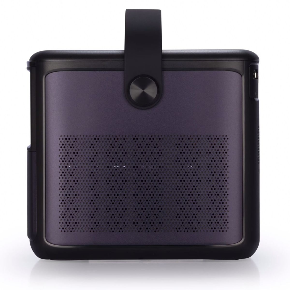 Czarny projektor InFocus z uchwytem, kratkami wentylacyjnymi i ciemnym metalicznym wykończeniem.