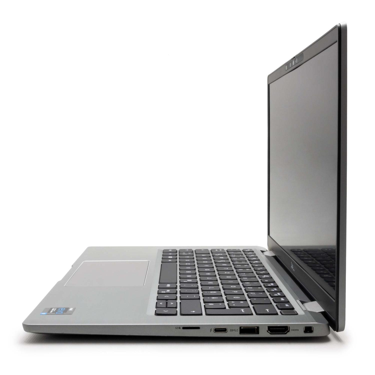 Seitenansicht eines silbernen Laptops mit schwarzem Bildschirm, Tastatur und Anschlüssen.