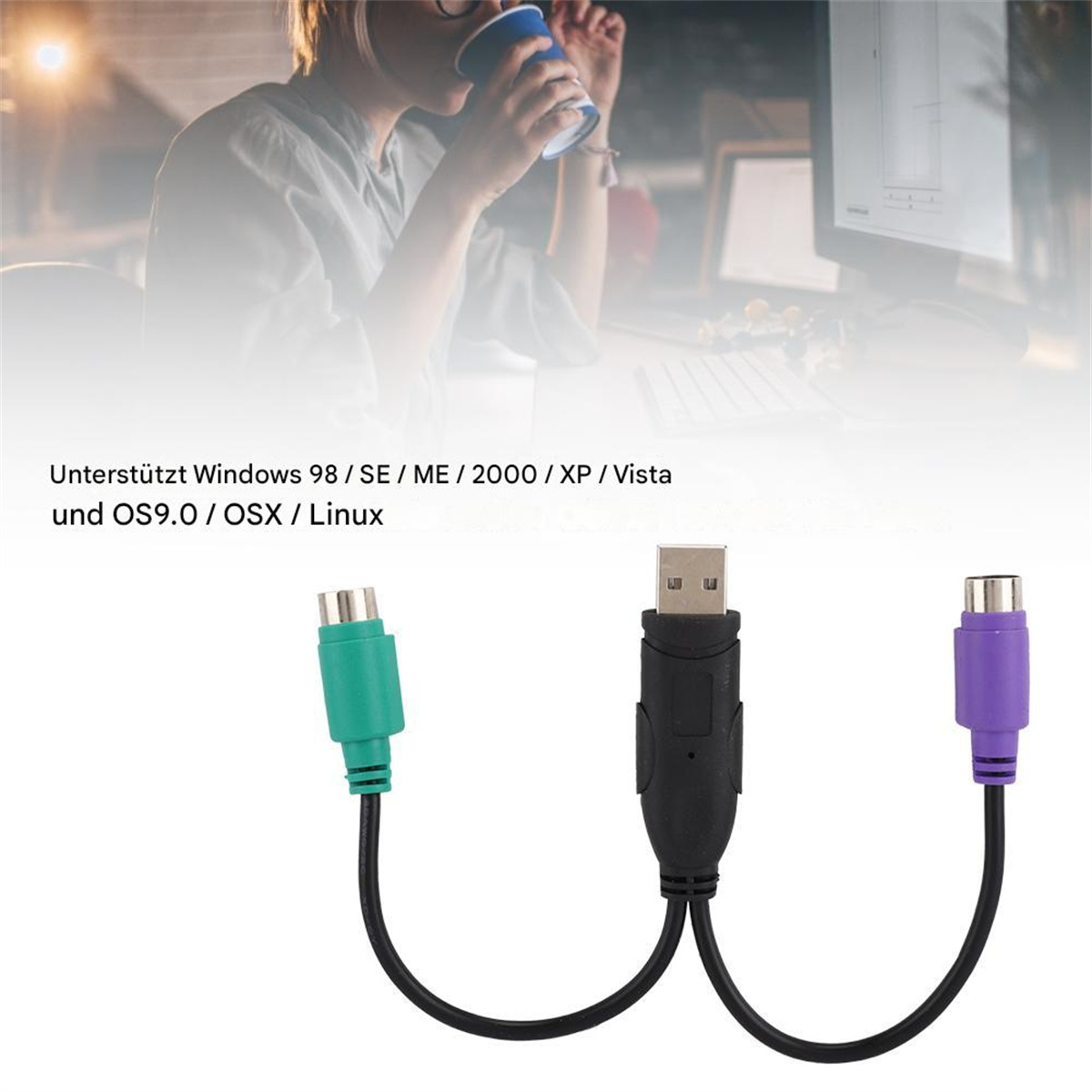 Ein USB-Kabel mit grünen und lila Anschlüssen, im Hintergrund eine Person beim Trinken.