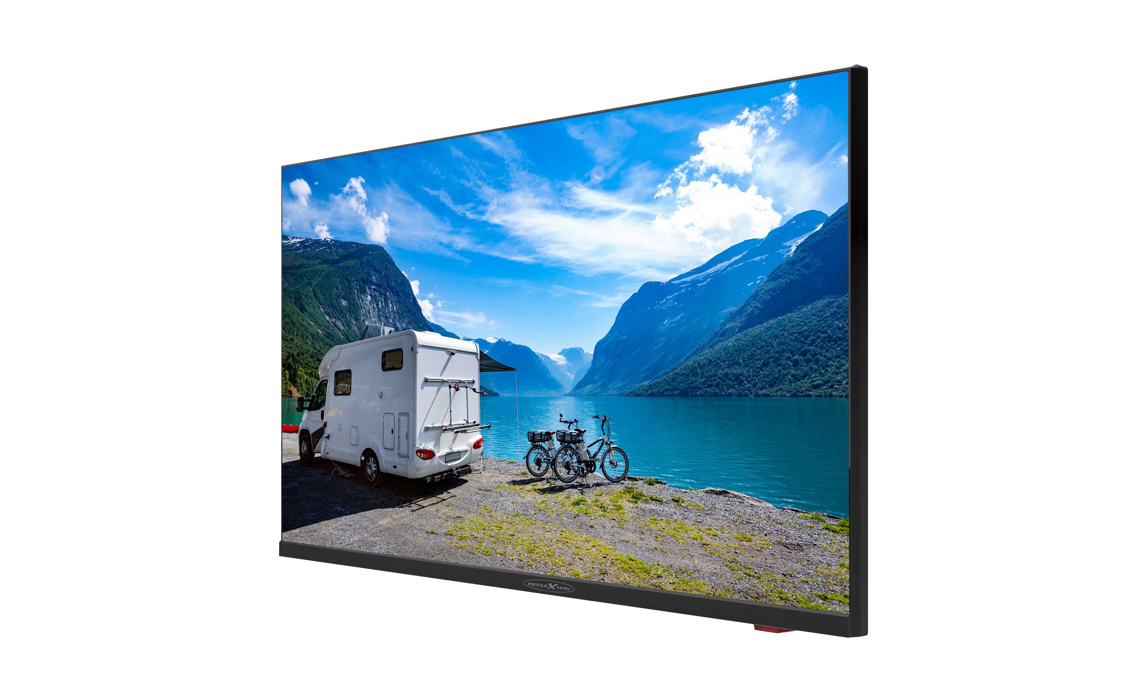 Ein Fernsehbildschirm, der eine Campingszene mit See, Bergen und einem Wohnmobil zeigt, auf weißem Hintergrund.