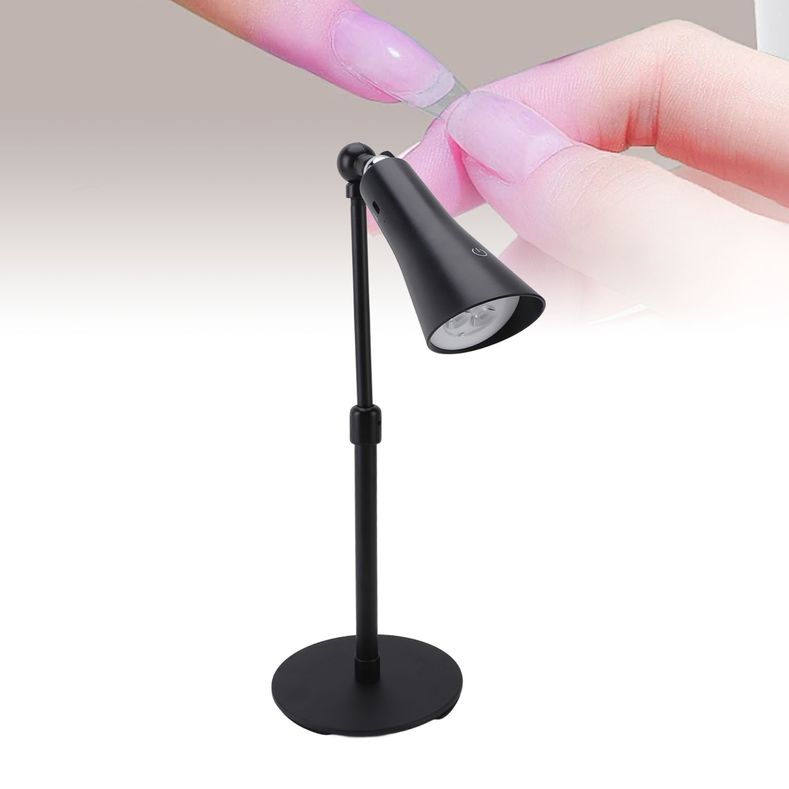 Schwarze Schreibtischlampe mit konischem Schirm, die einen Nagel für die Maniküre beleuchtet.
