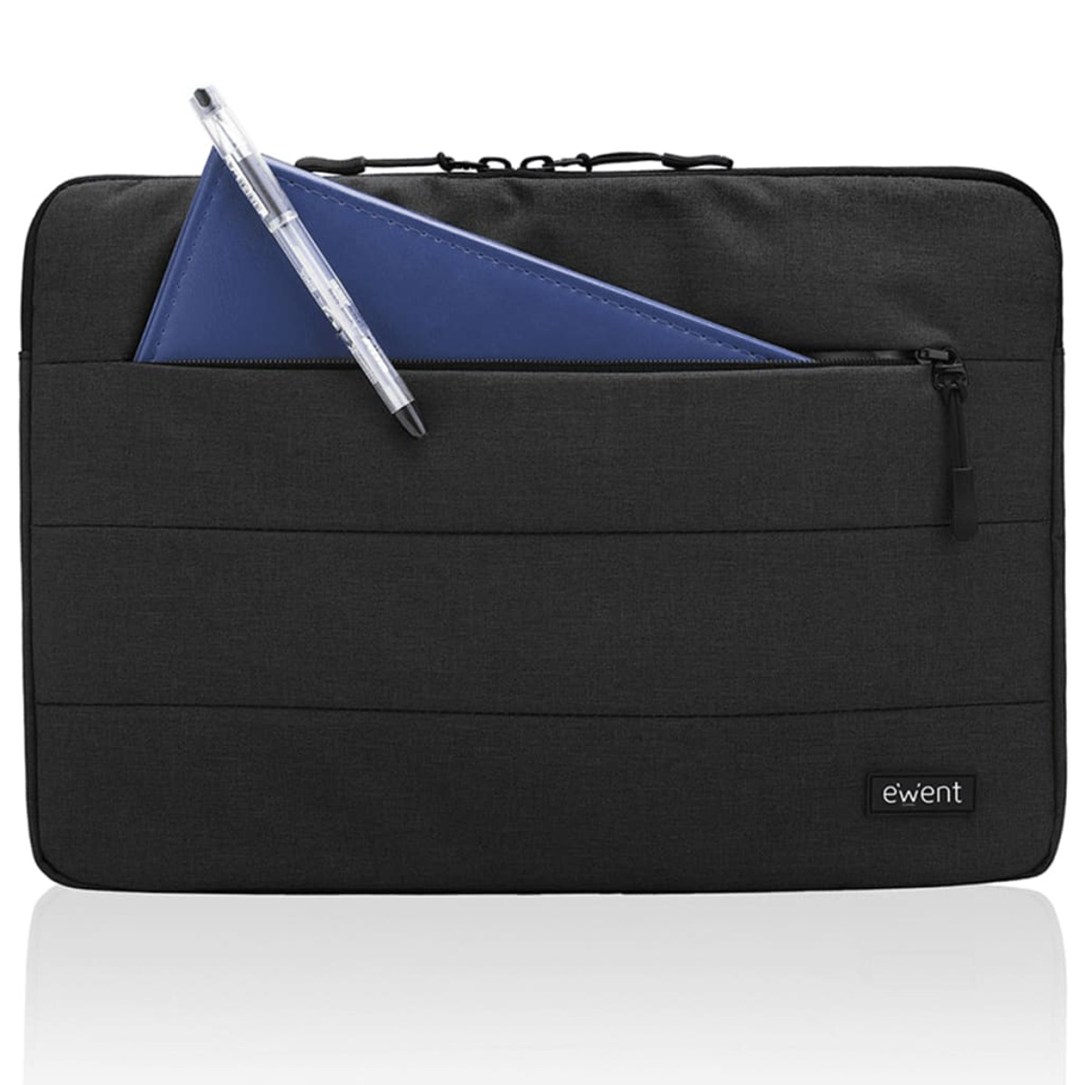 Eine schwarze Laptoptasche mit einem blauen Ordner und einem Stift in der Vordertasche.