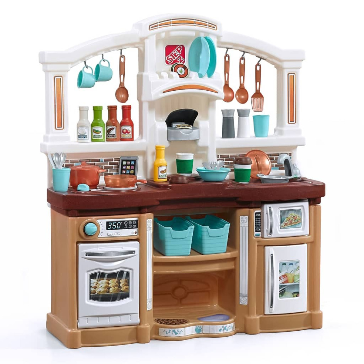 Cucina giocattolo con vari utensili e accessori da cucina.