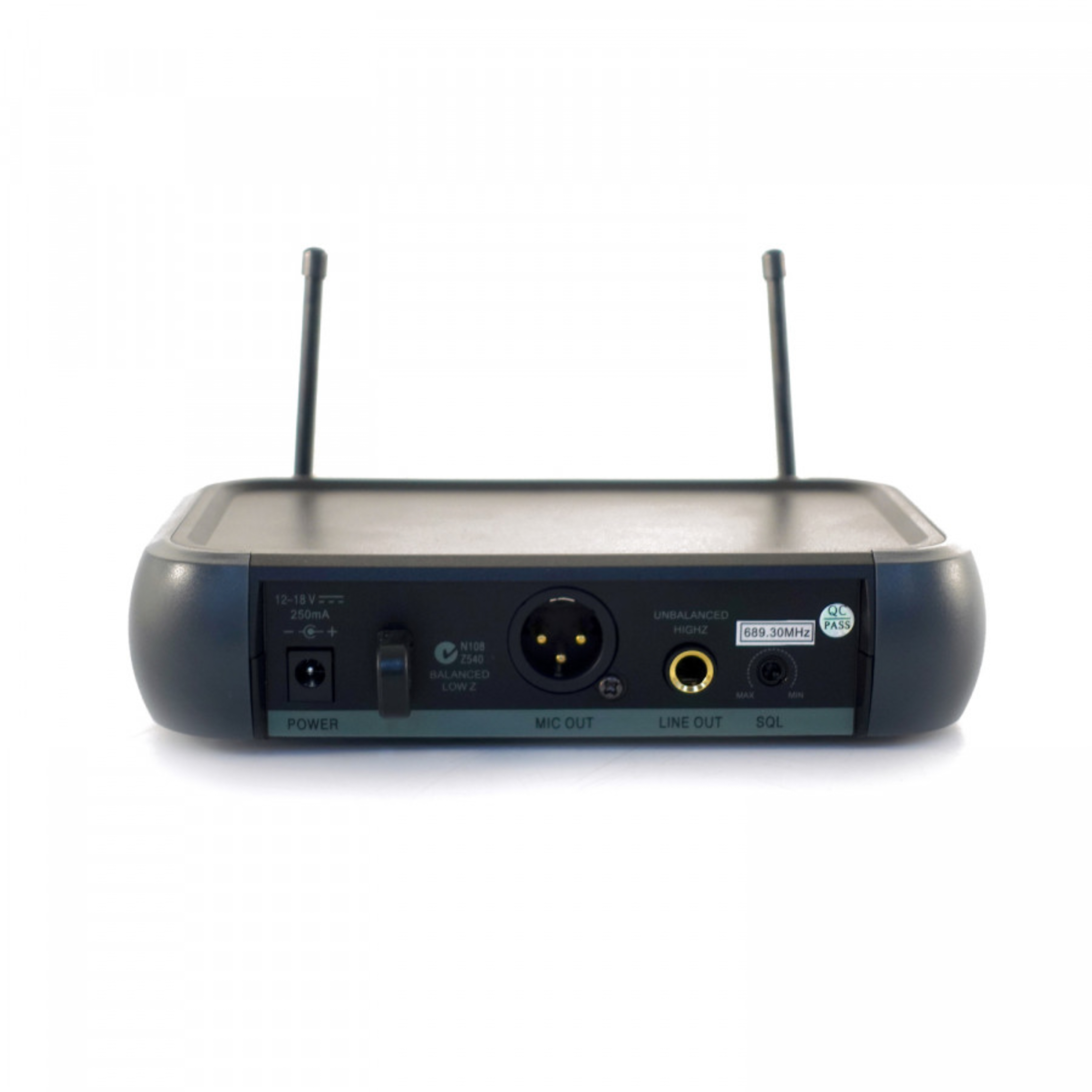 Ein schwarzer Funkempfänger mit zwei Antennen. Es hat verschiedene Anschlüsse und Steuertasten.