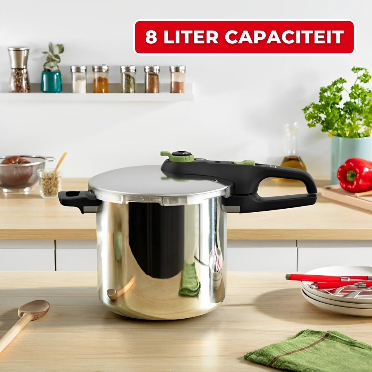 Zilveren snelkookpan met zwarte handgreep, groene klep en houten lepel op een tafel.