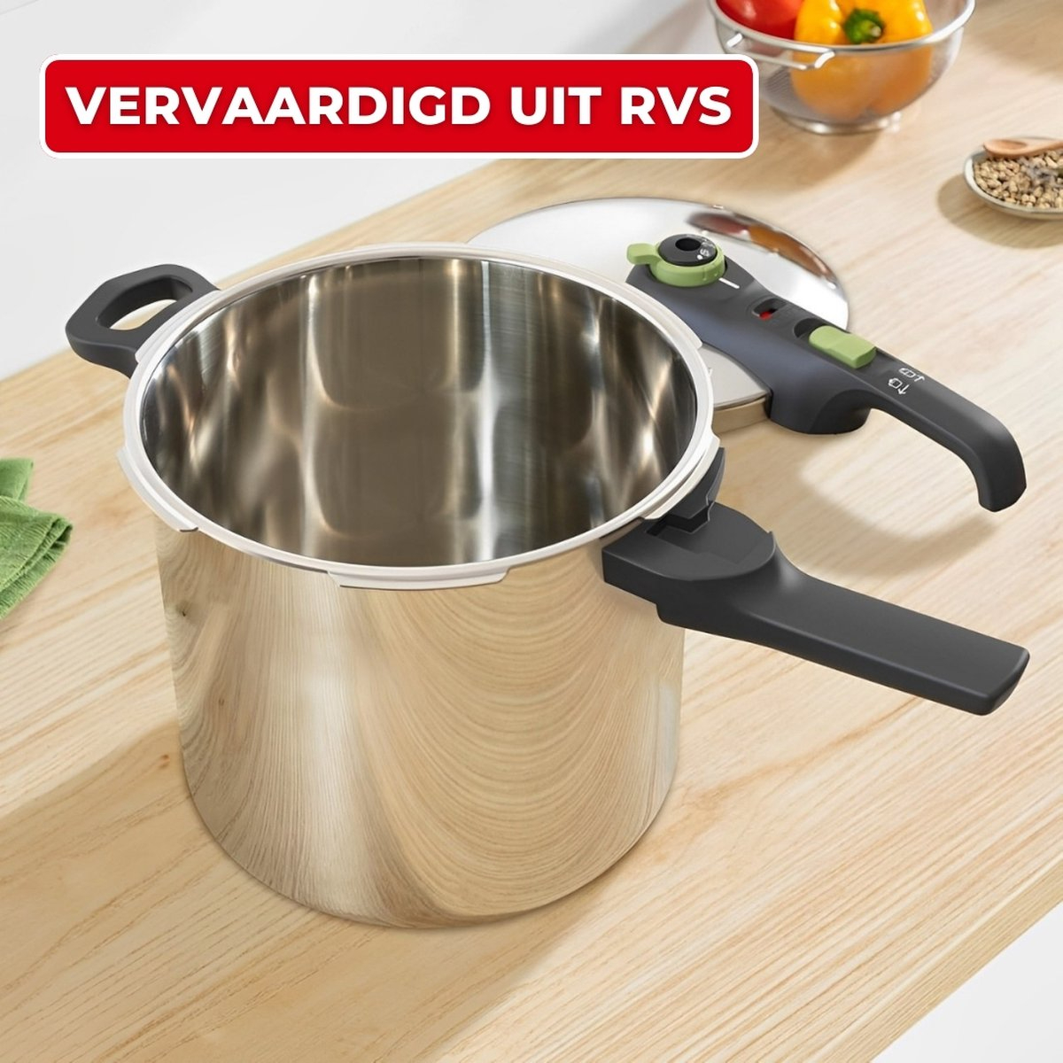 Roestvrijstalen snelkookpan op houten tafel. Groene handgreep, zwarte handgreep. Rode tekst bovenaan.