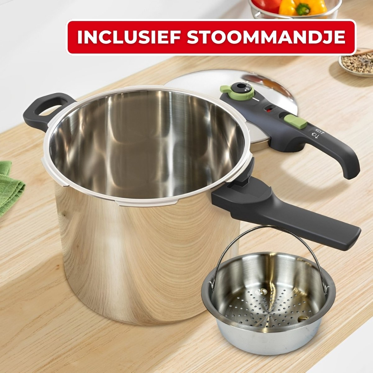 Een roestvrijstalen snelkookpan met een zwarte handgreep en een stoommandje. Rode tekst zegt 'INCLUSIEF STOOMMANDJE'.