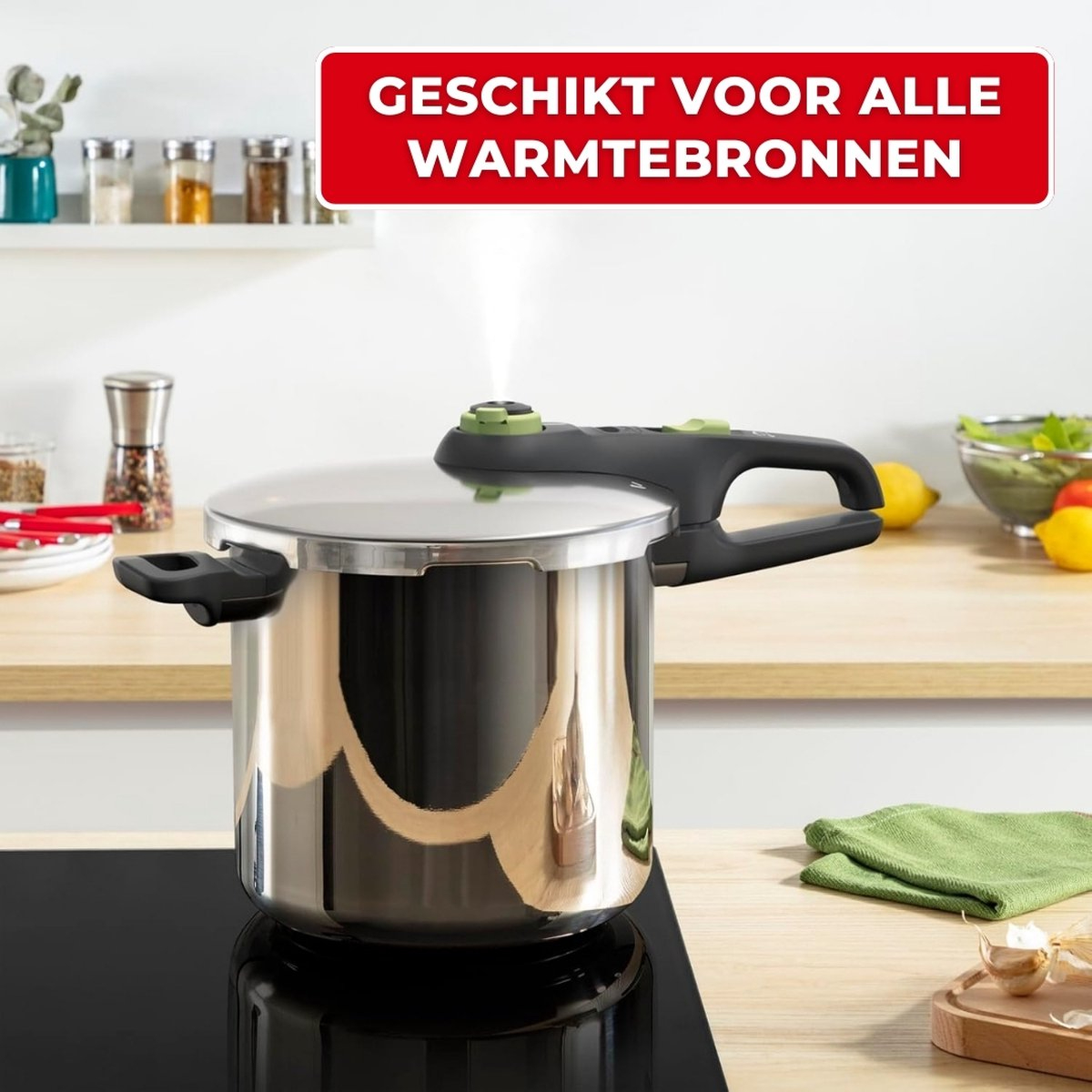 Een roestvrijstalen snelkookpan op een fornuis, stoom stijgt op, met tekst overlay.