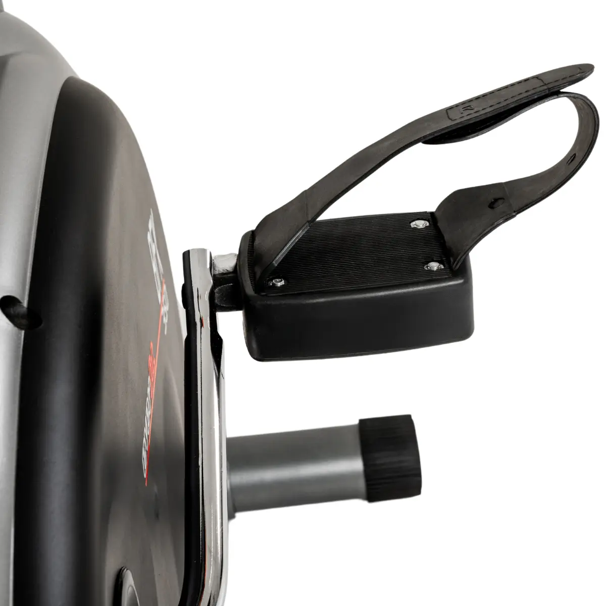 Pedale per bici stazionaria nero con cinturino nero e telaio della bici argento e nero. Sfondo bianco.