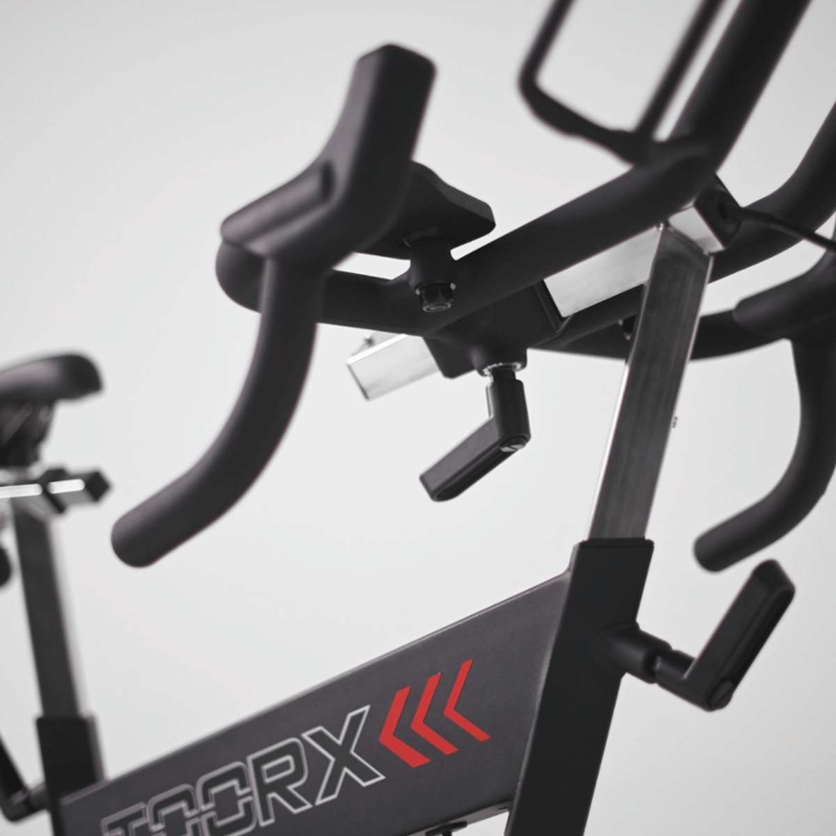 Indoor-Heimtrainer mit schwarzen Lenkern und Rahmen.