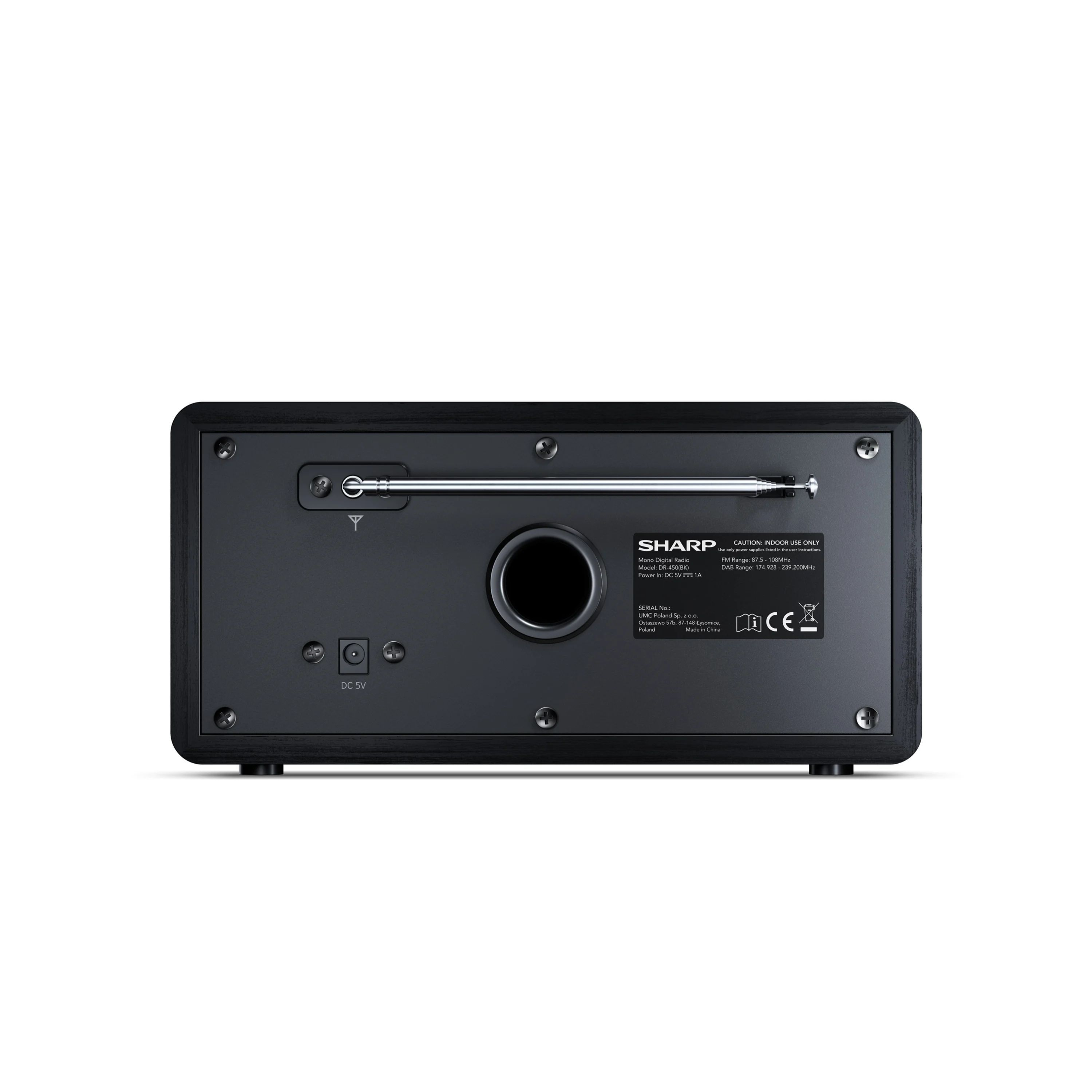 Parte trasera de una radio negra con altavoz, antena y puertos de entrada sobre fondo blanco.
