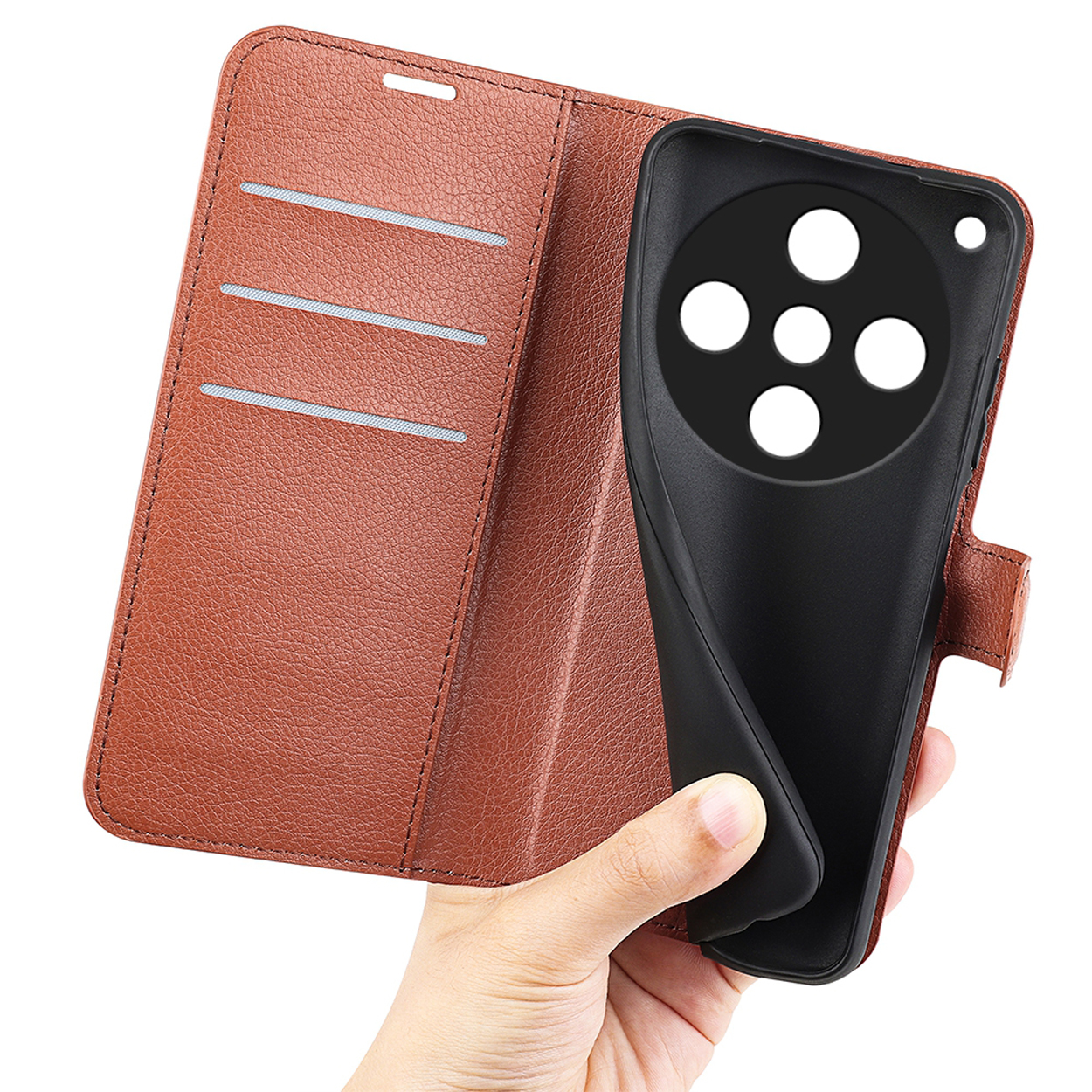 Een bruine leren telefoonhoes in portefeuille-stijl is open en toont de telefoon.