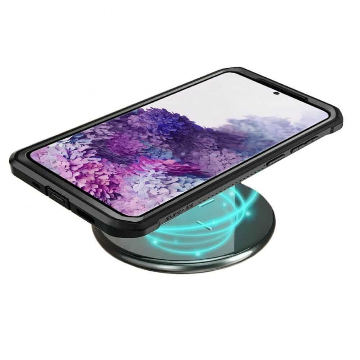 Smartphone liegt auf einer kabellosen Ladestation. Telefon hat eine schwarze Hülle, schwarzen Bildschirm. Galaxie-Hintergrund sichtbar.