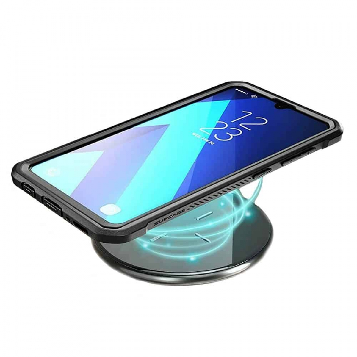 Telefon in schwarzem Gehäuse auf kabellosem Ladegerät. Der Bildschirm ist blau.